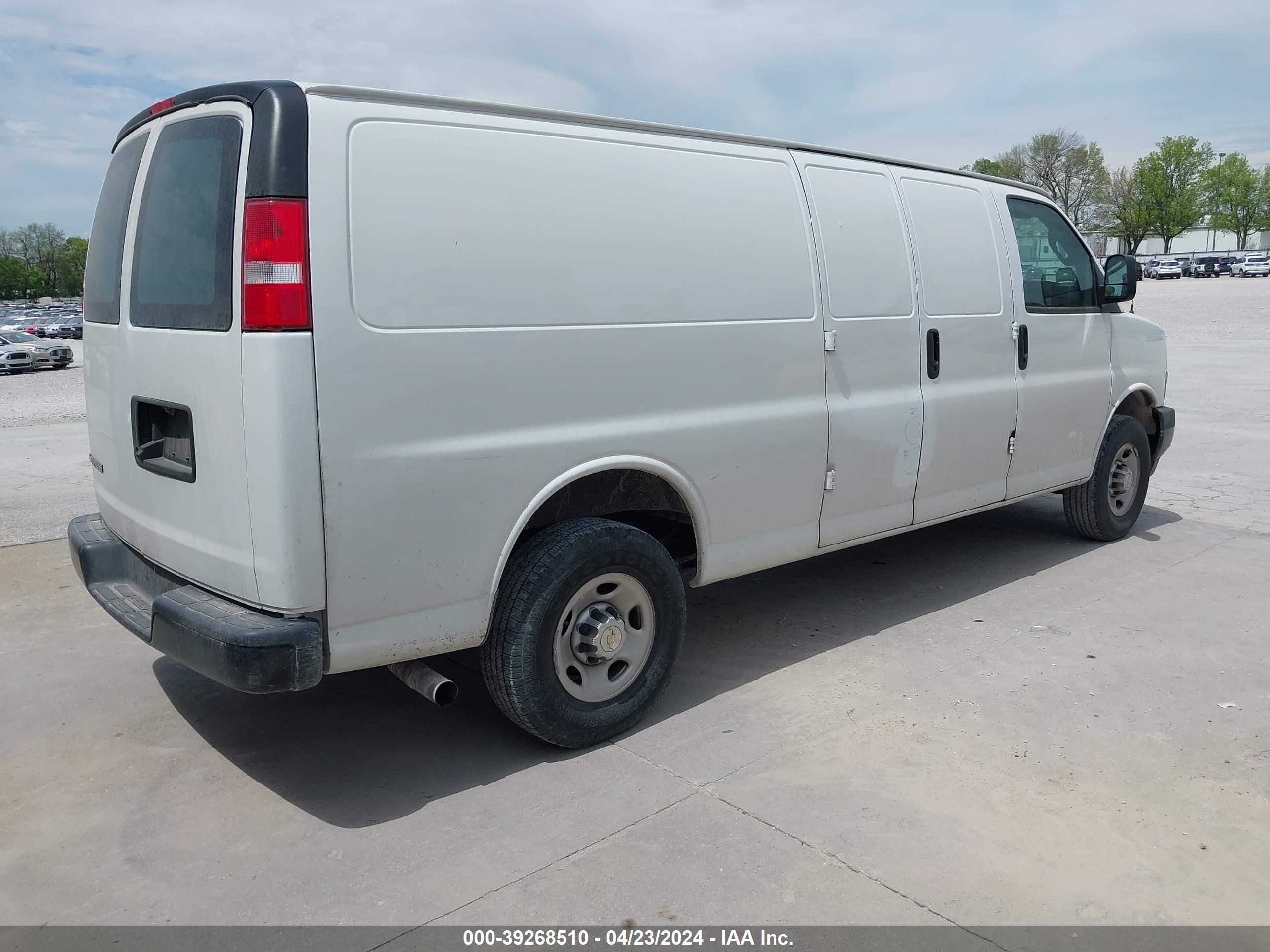 Photo 3 VIN: 1GCWGBFP6N1232092 - CHEVROLET EXPRESS 