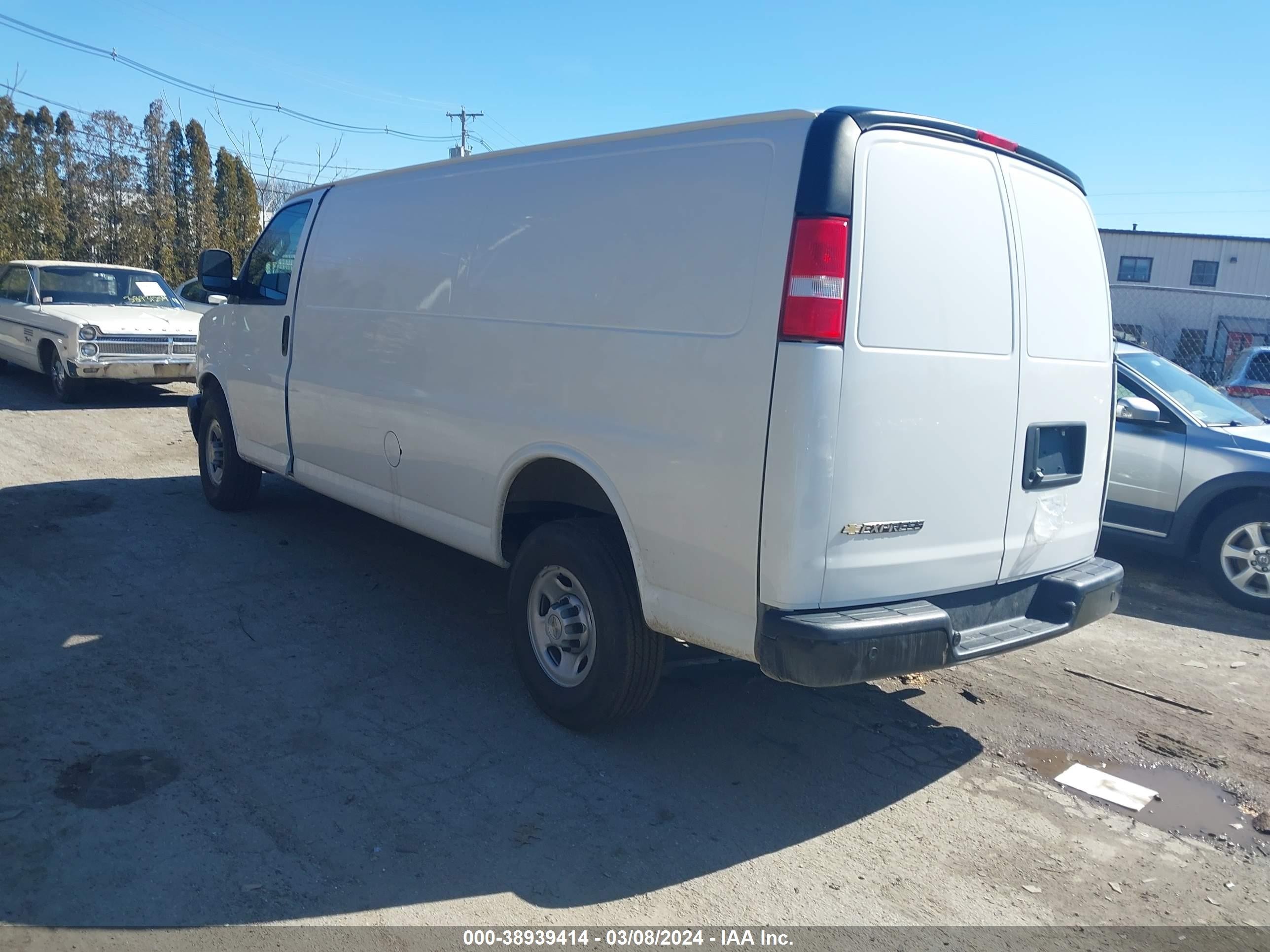 Photo 2 VIN: 1GCWGBFP7P1104740 - CHEVROLET EXPRESS 