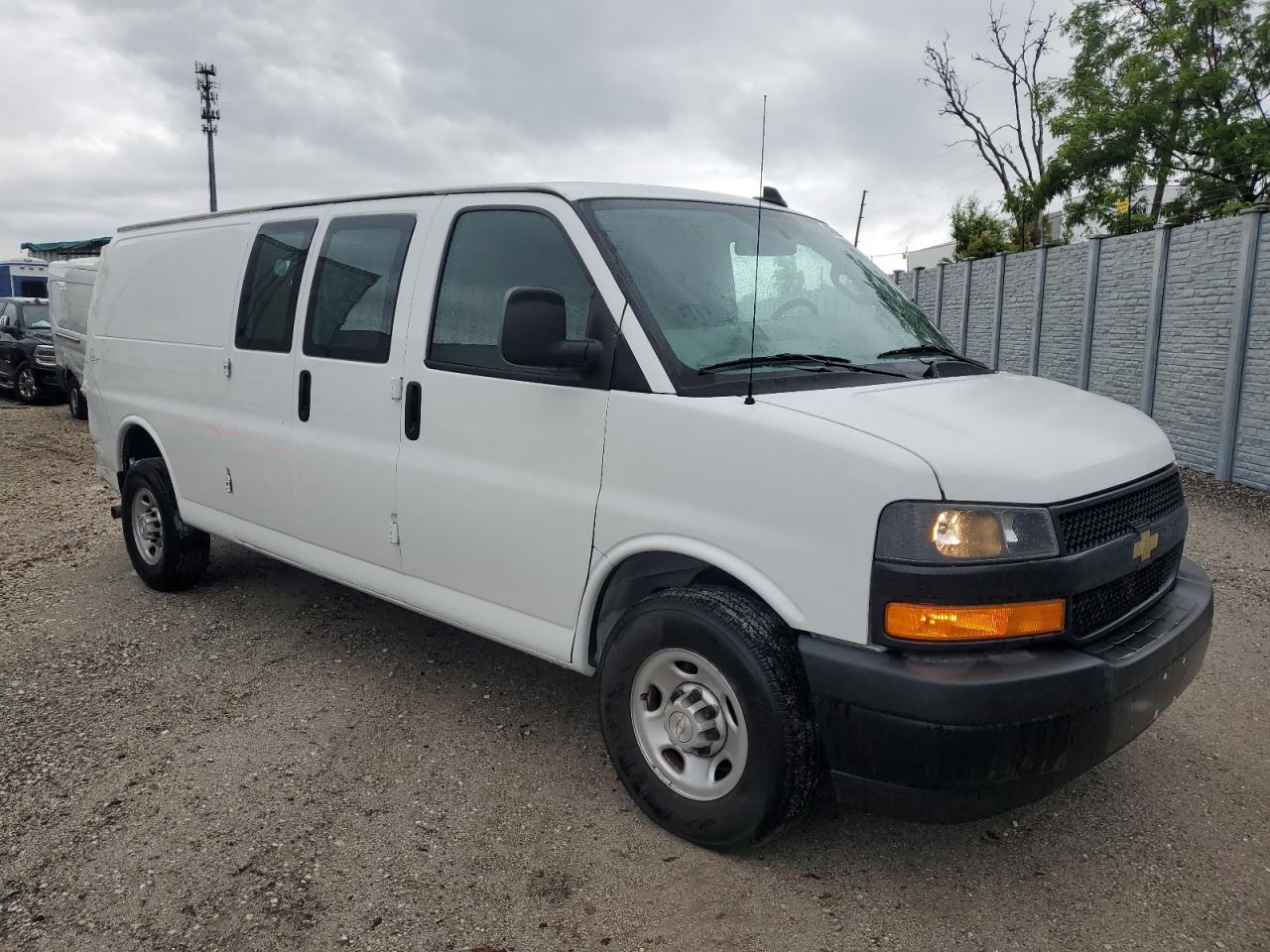 Photo 3 VIN: 1GCWGBFP9J1340524 - CHEVROLET EXPRESS 