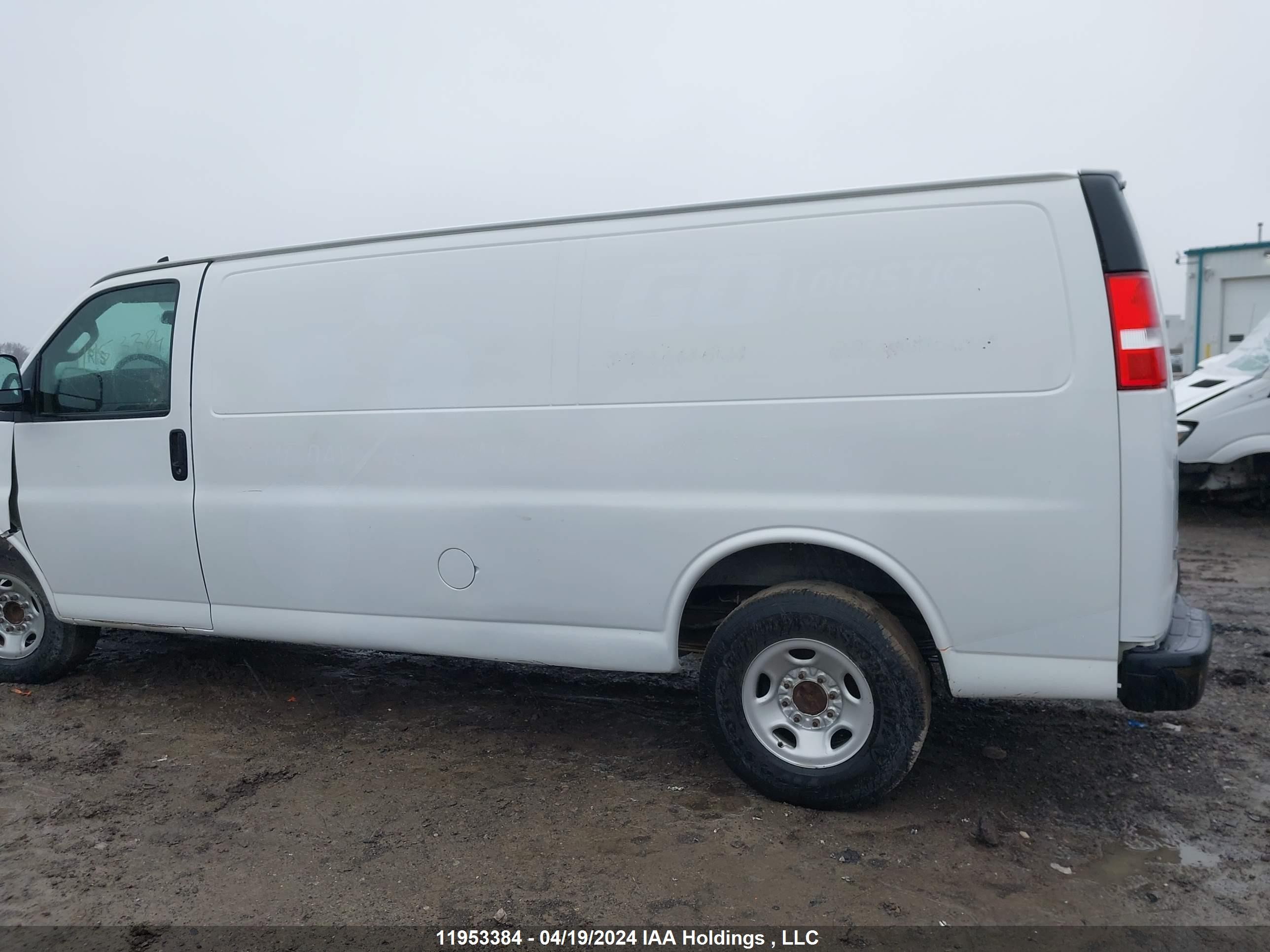 Photo 2 VIN: 1GCWGBFP9L1119945 - CHEVROLET EXPRESS 