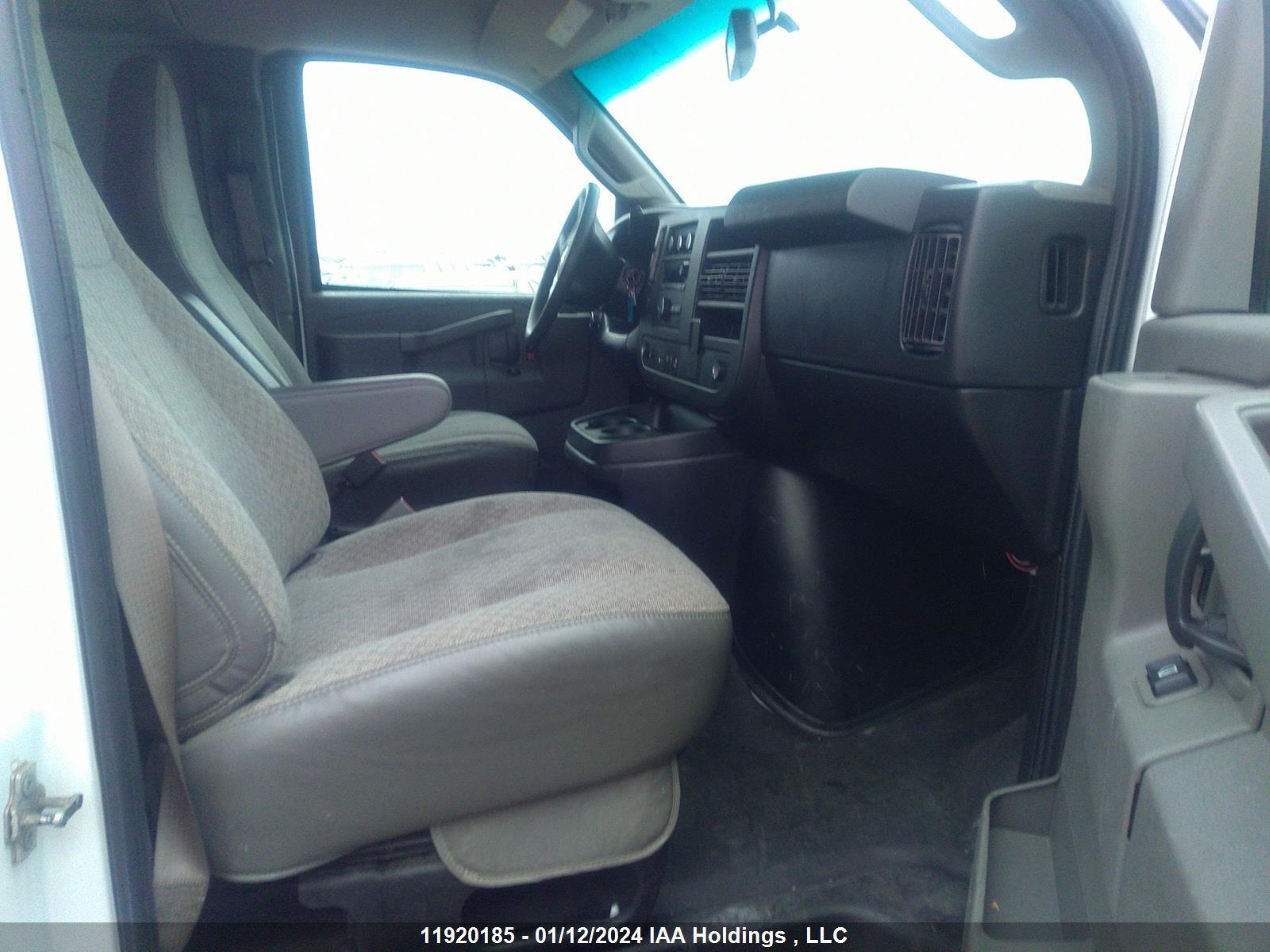 Photo 4 VIN: 1GCWGBFP9M1179337 - CHEVROLET EXPRESS 