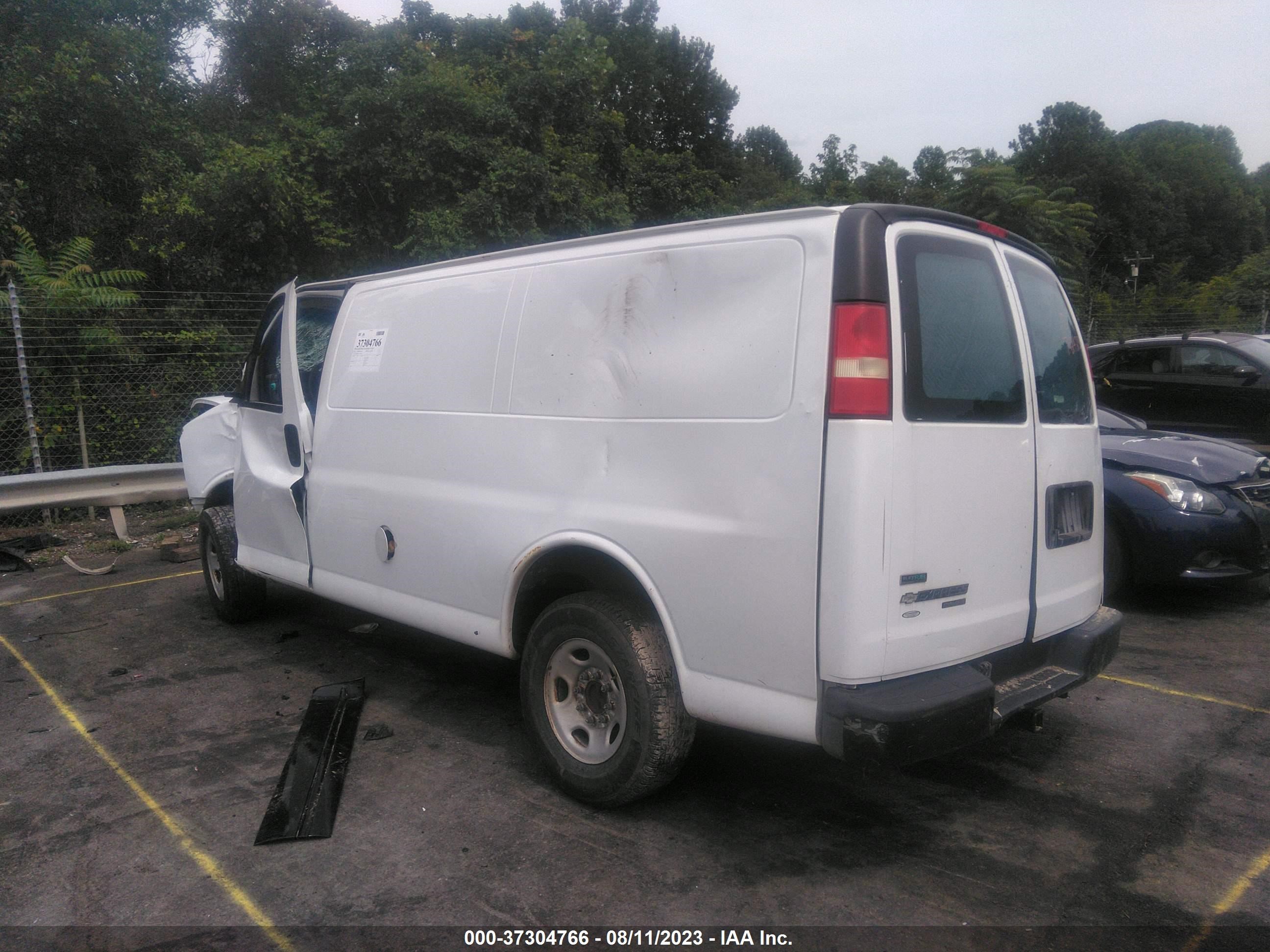 Photo 2 VIN: 1GCWGFBA3B1138997 - CHEVROLET EXPRESS 