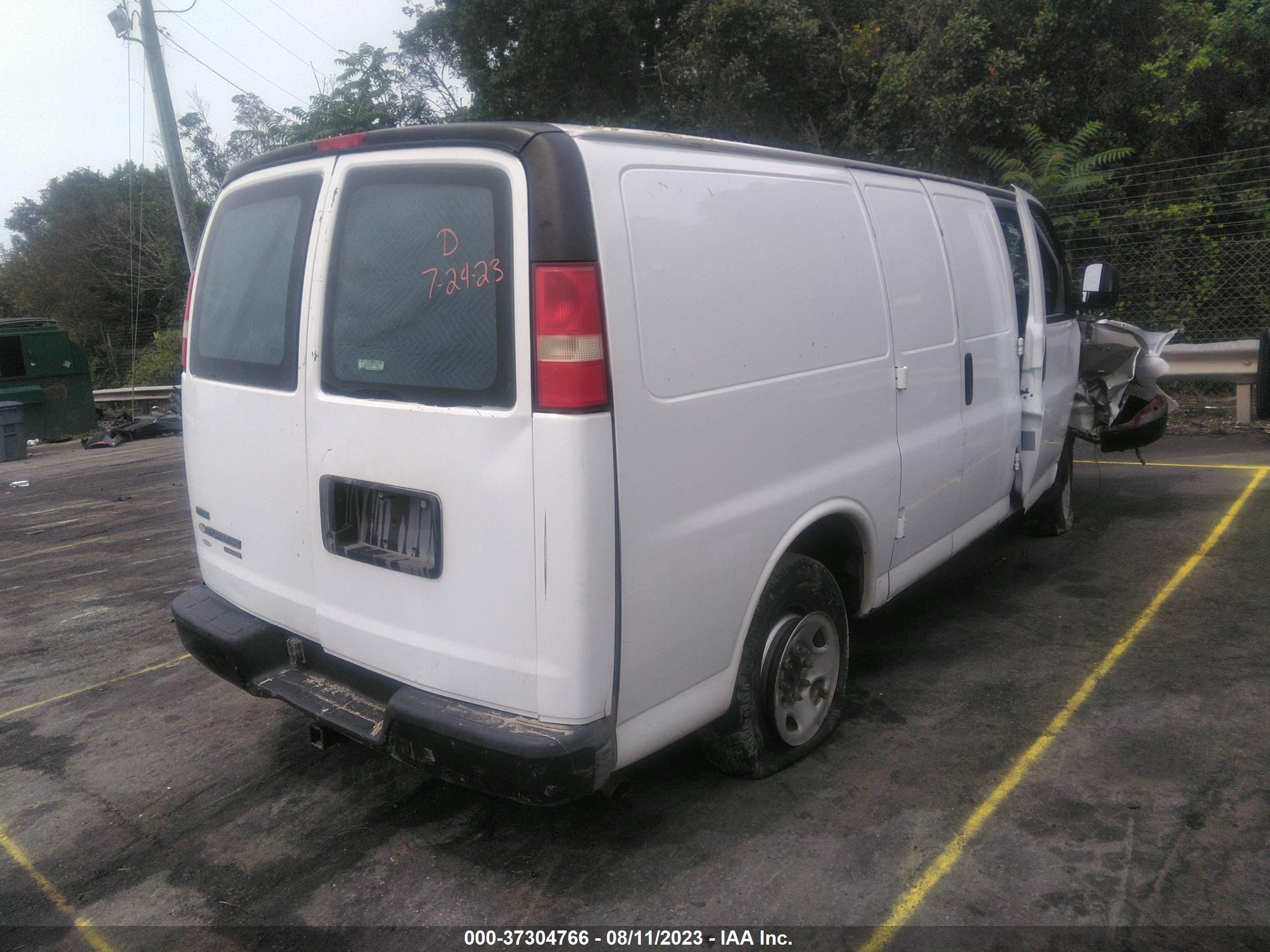 Photo 3 VIN: 1GCWGFBA3B1138997 - CHEVROLET EXPRESS 