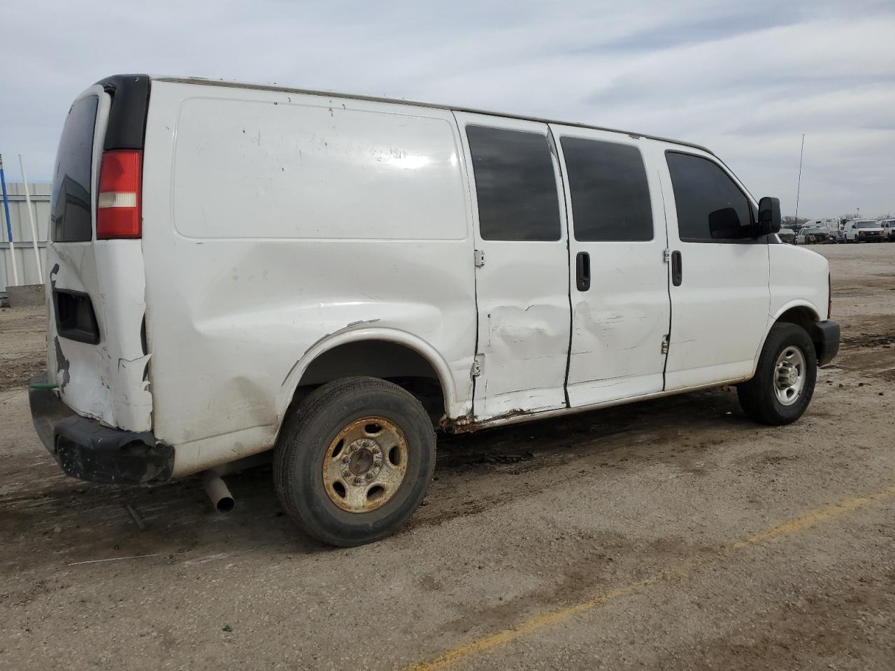 Photo 2 VIN: 1GCWGFBA5B1135177 - CHEVROLET EXPRESS 