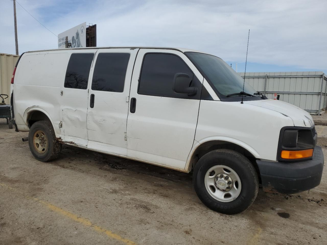 Photo 3 VIN: 1GCWGFBA5B1135177 - CHEVROLET EXPRESS 