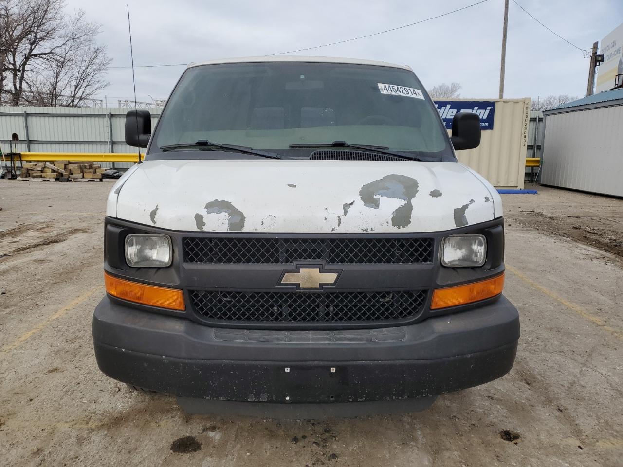 Photo 4 VIN: 1GCWGFBA5B1135177 - CHEVROLET EXPRESS 