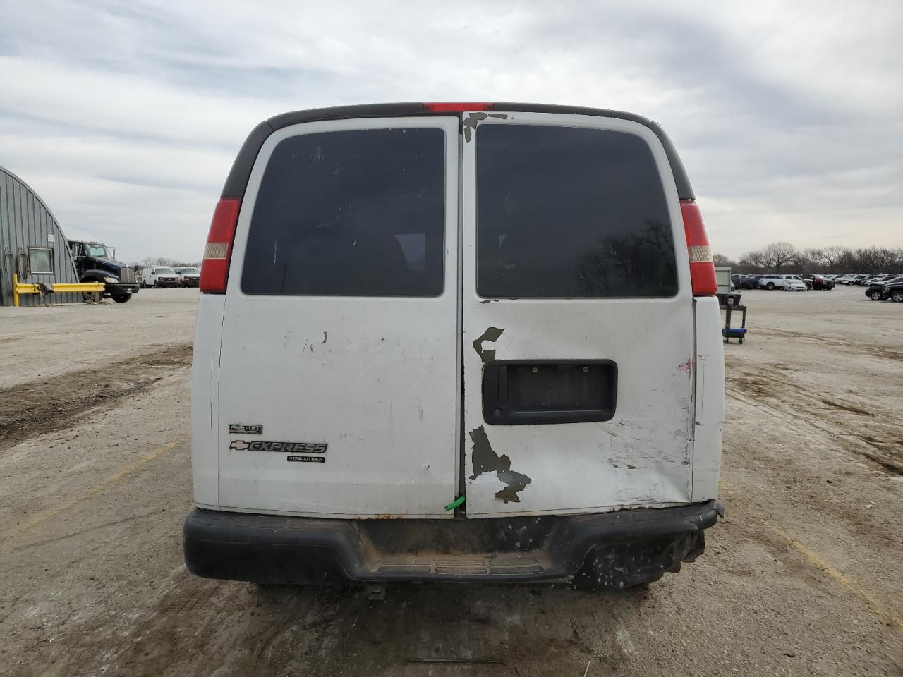 Photo 5 VIN: 1GCWGFBA5B1135177 - CHEVROLET EXPRESS 