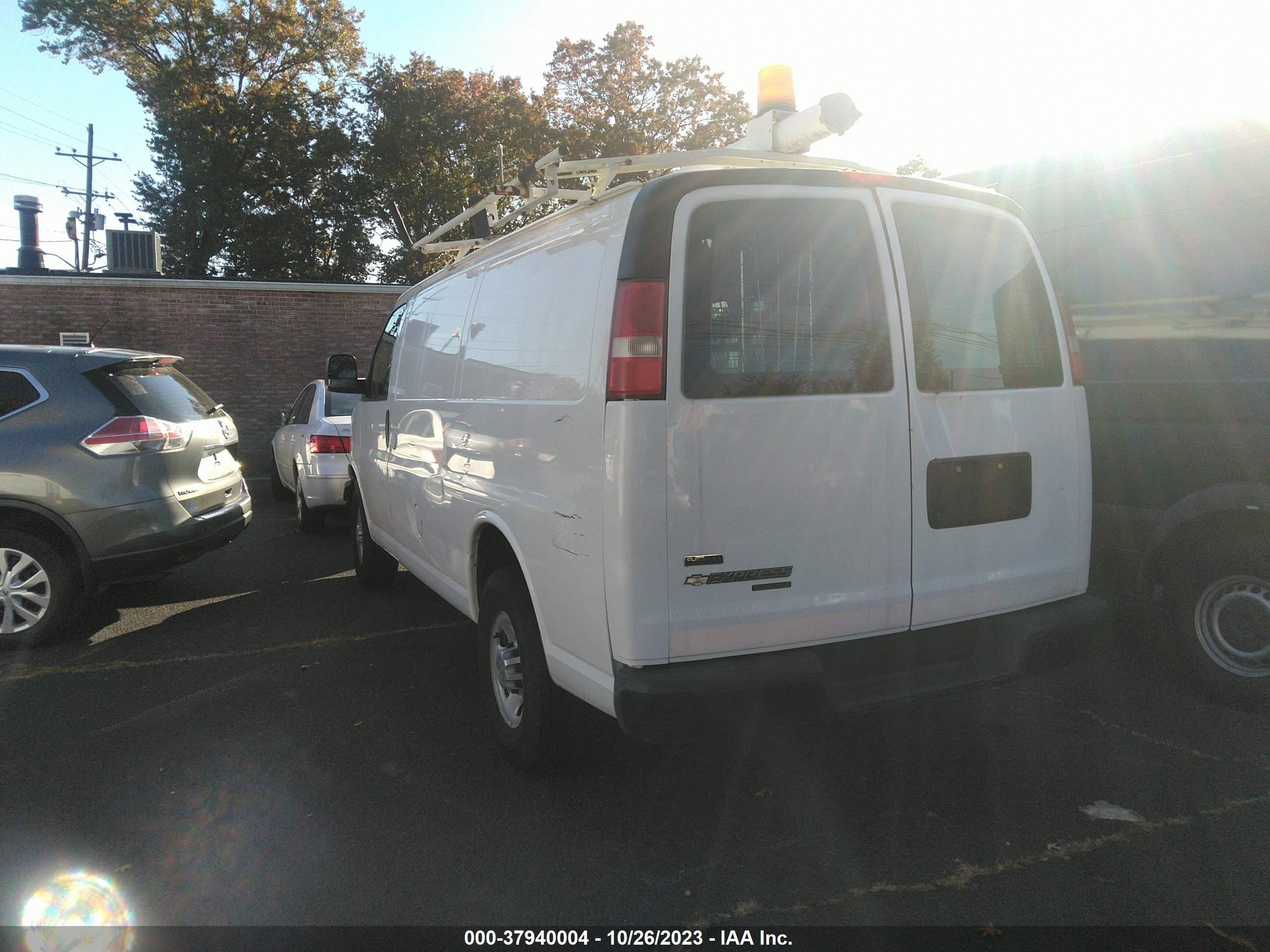 Photo 2 VIN: 1GCWGFCA0B1177982 - CHEVROLET EXPRESS 