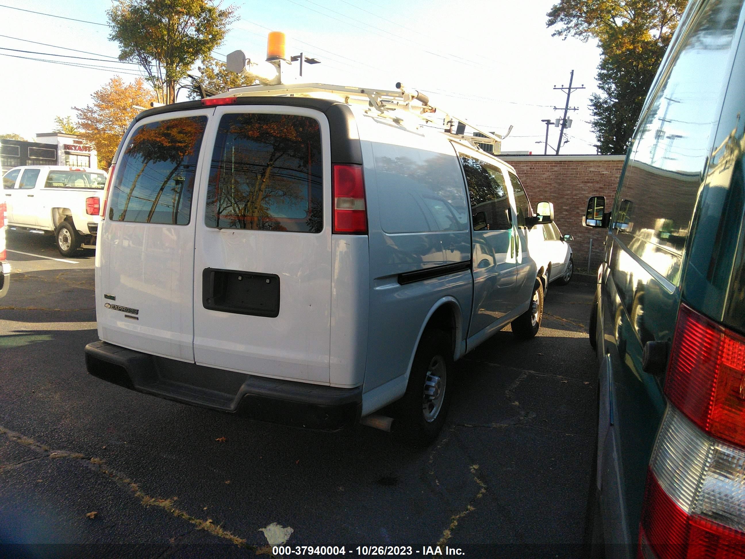 Photo 3 VIN: 1GCWGFCA0B1177982 - CHEVROLET EXPRESS 