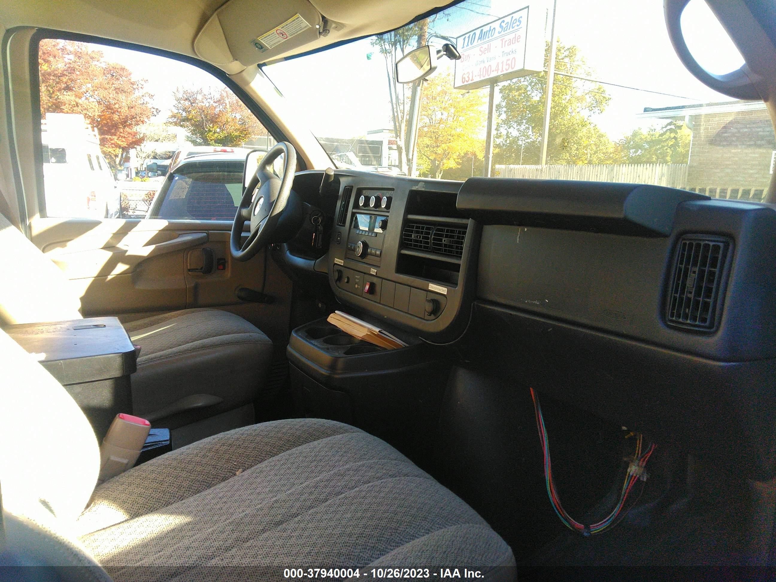 Photo 4 VIN: 1GCWGFCA0B1177982 - CHEVROLET EXPRESS 