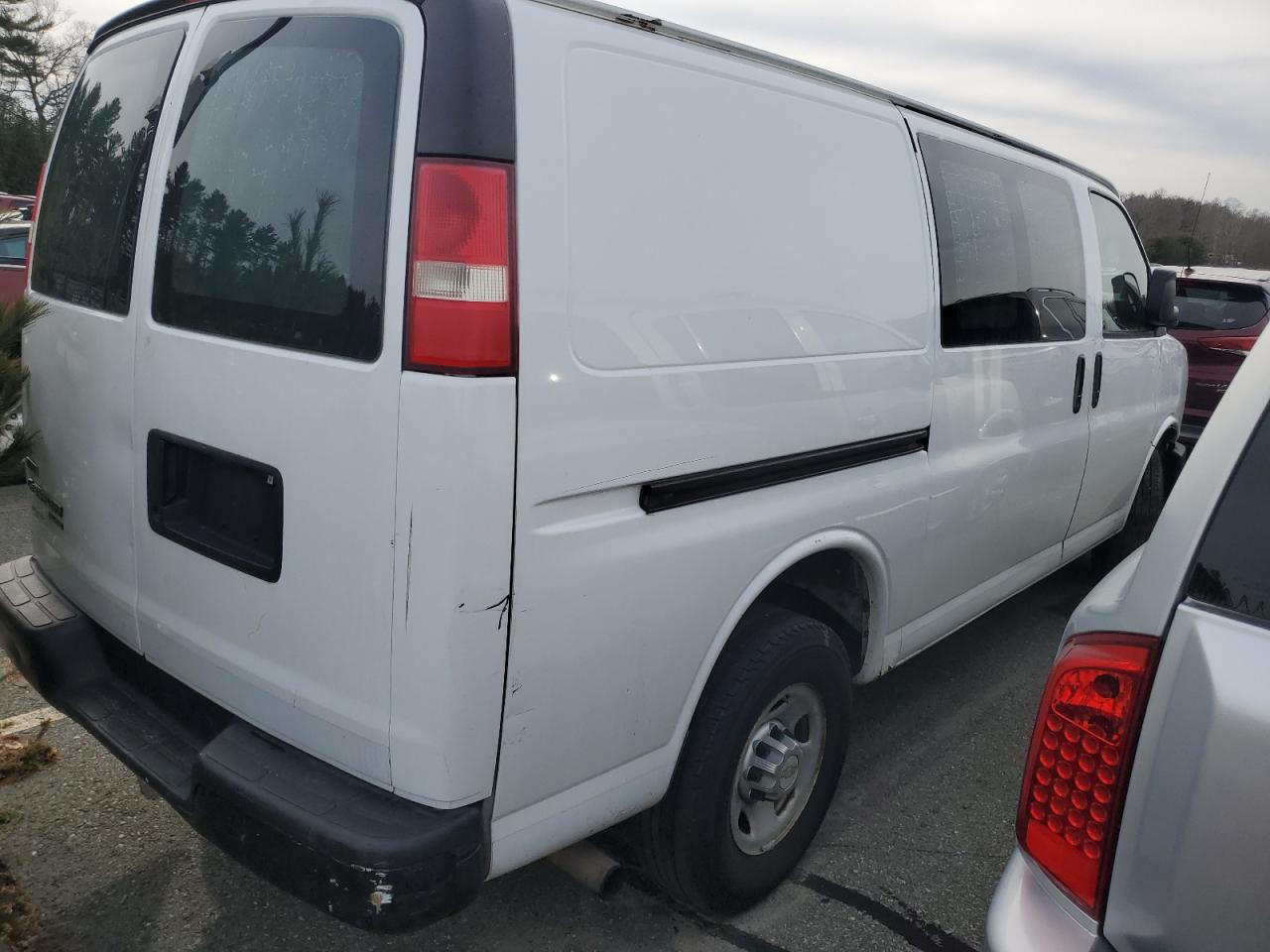 Photo 2 VIN: 1GCWGFCA2B1170449 - CHEVROLET EXPRESS 