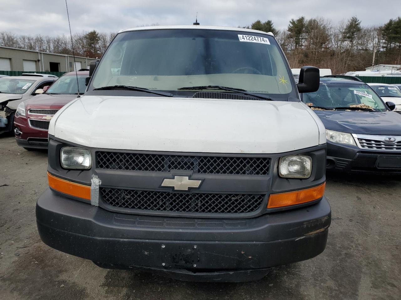 Photo 4 VIN: 1GCWGFCA2B1170449 - CHEVROLET EXPRESS 