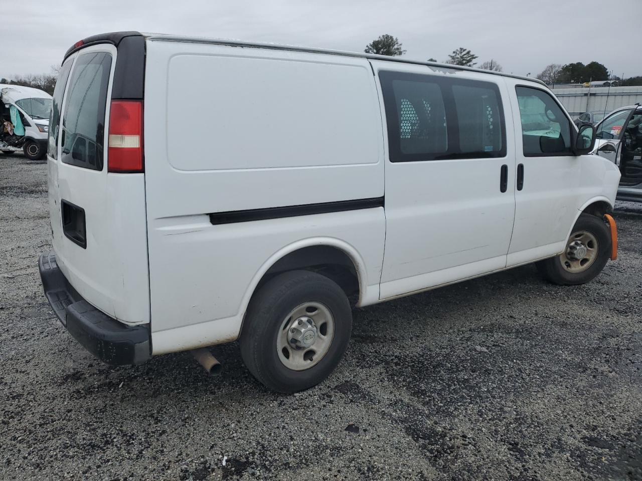 Photo 3 VIN: 1GCWGFCA2D1137101 - CHEVROLET EXPRESS 