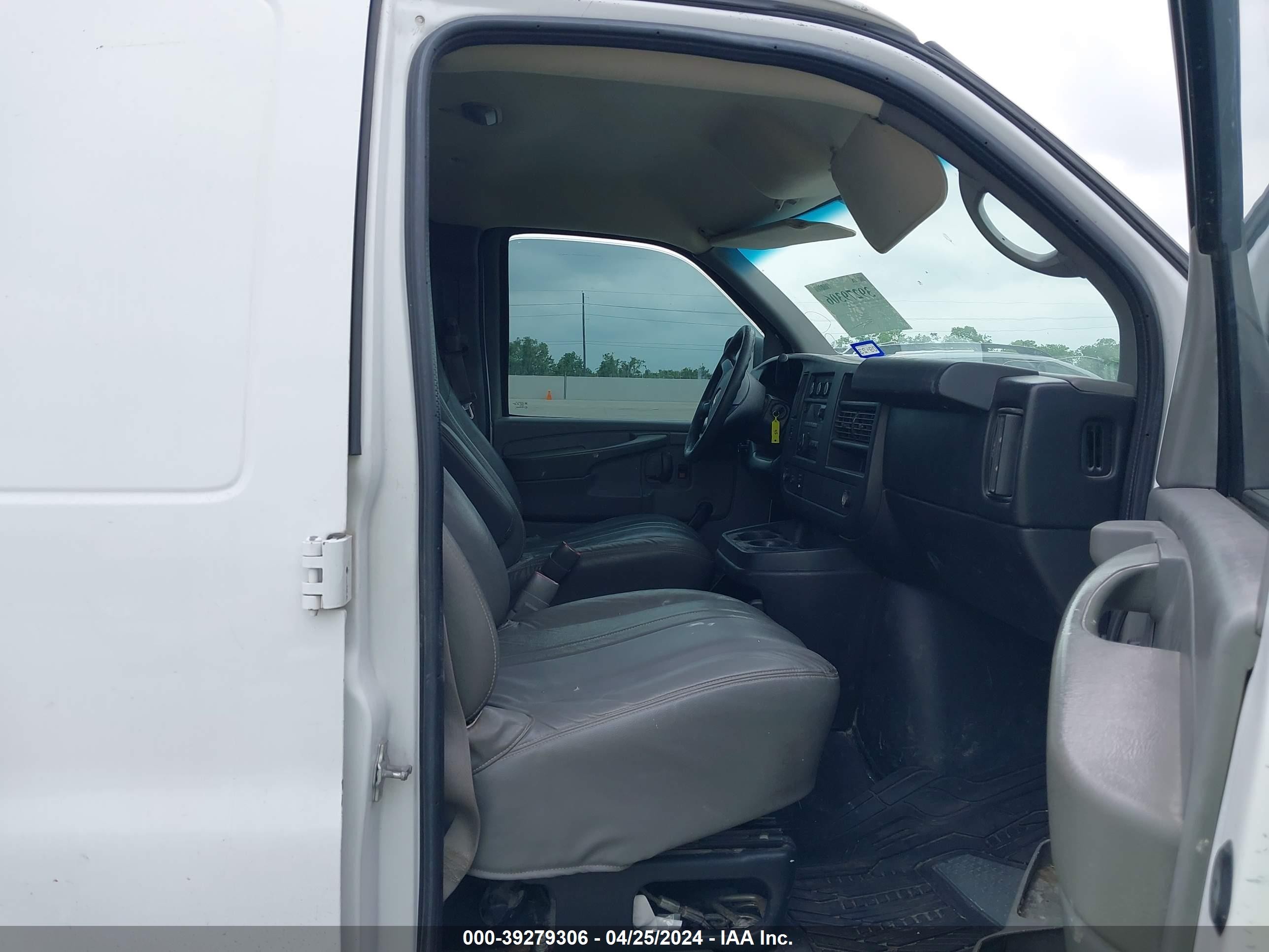 Photo 4 VIN: 1GCWGFCA3D1190860 - CHEVROLET EXPRESS 