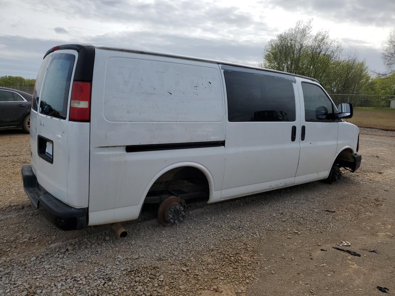 Photo 2 VIN: 1GCWGFCA6B1140404 - CHEVROLET EXPRESS 