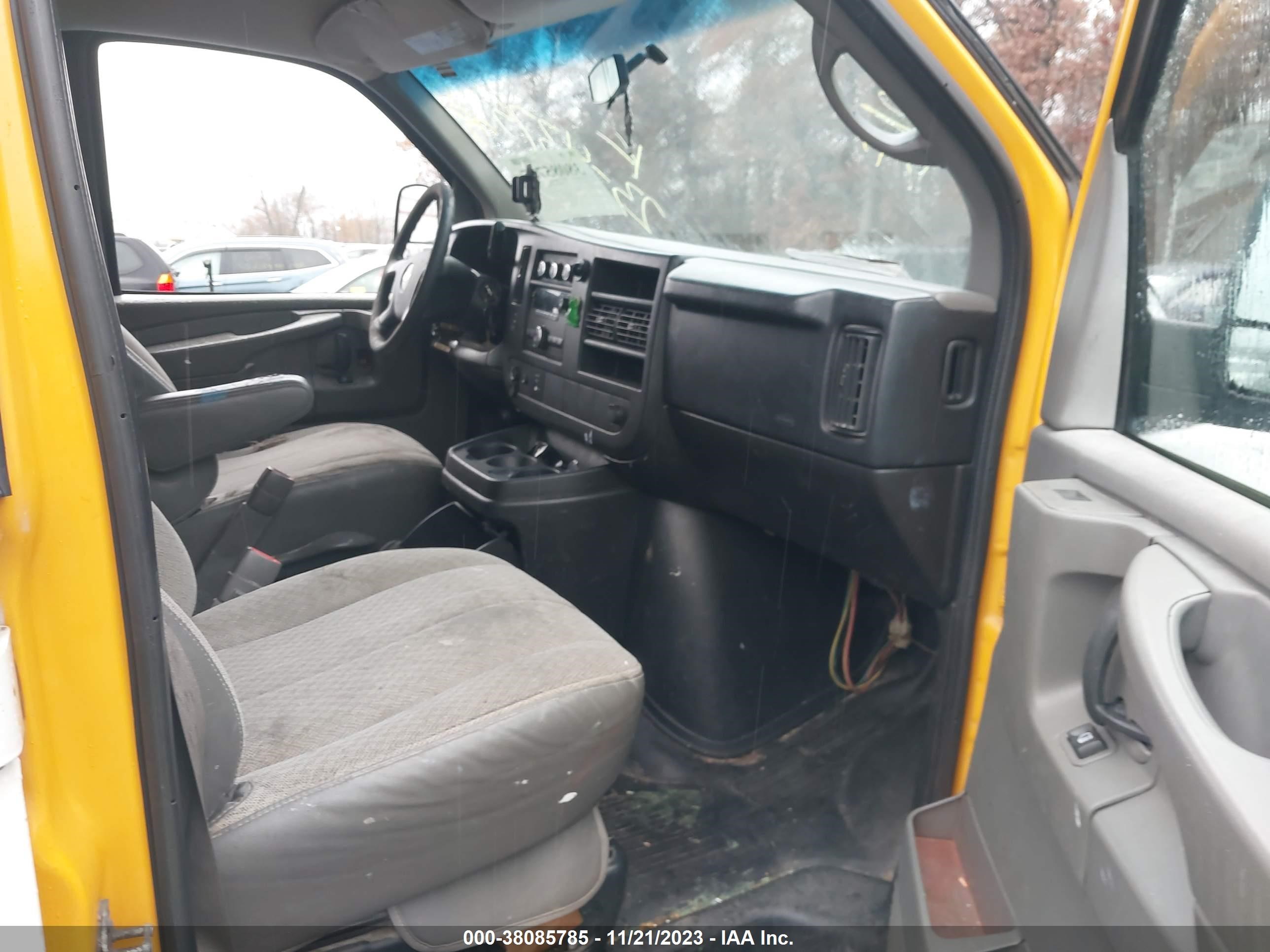 Photo 4 VIN: 1GCWGFCA6B1166145 - CHEVROLET EXPRESS 