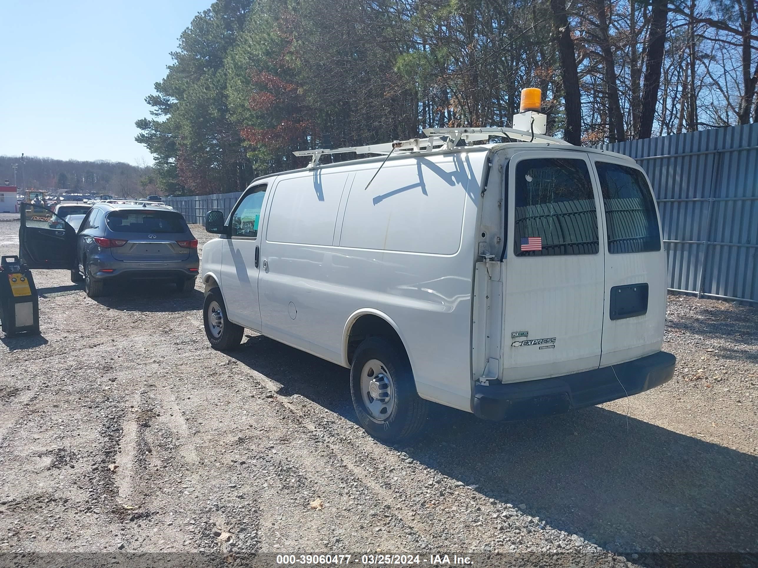 Photo 2 VIN: 1GCWGFCA8B1178443 - CHEVROLET EXPRESS 