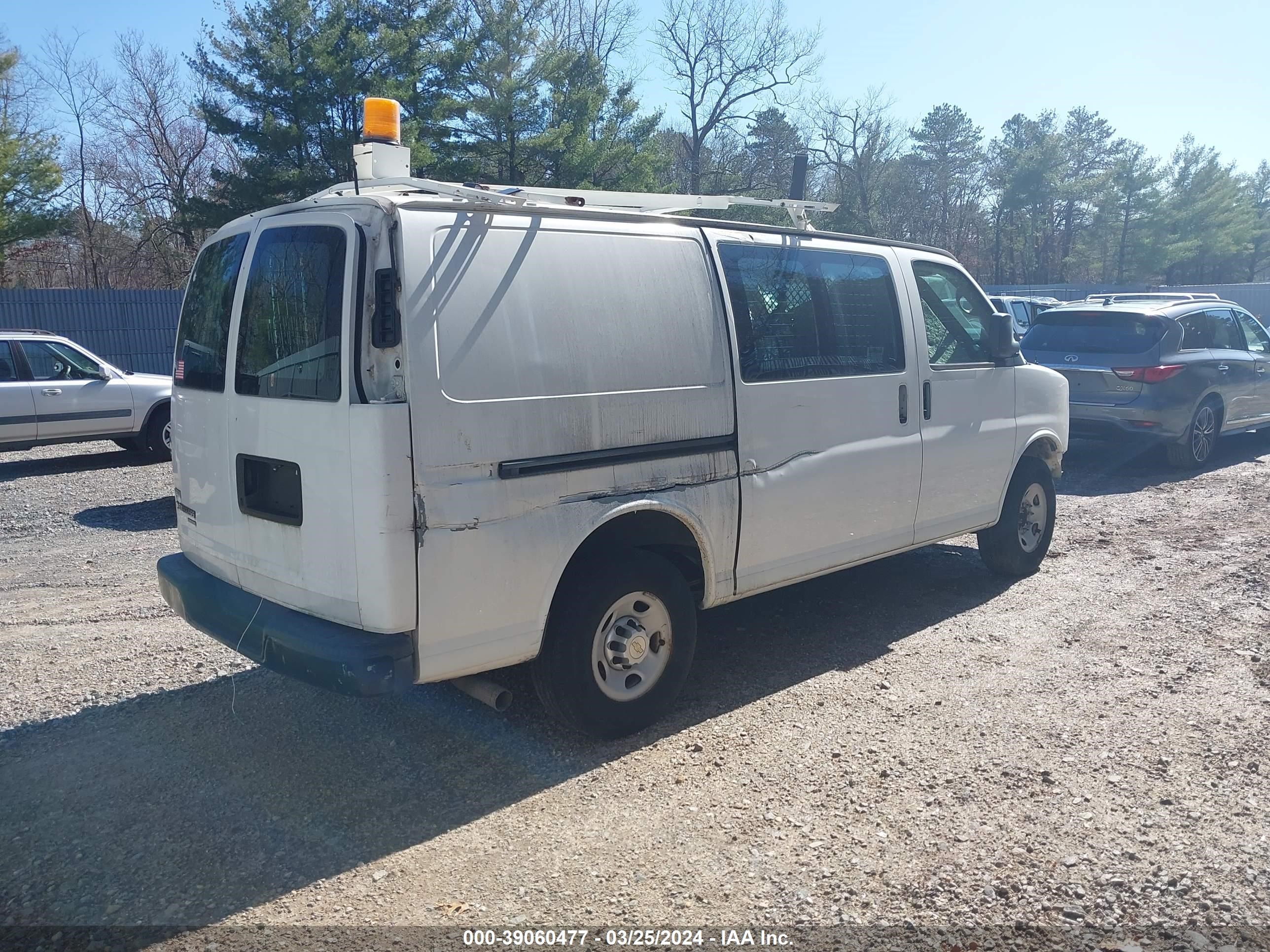 Photo 3 VIN: 1GCWGFCA8B1178443 - CHEVROLET EXPRESS 