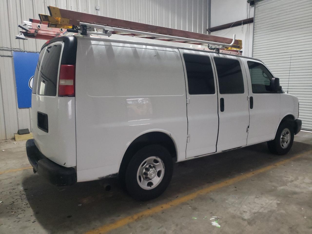 Photo 2 VIN: 1GCWGFCF2F1279267 - CHEVROLET EXPRESS 