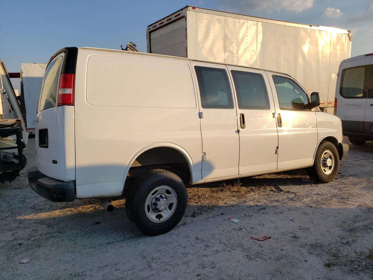 Photo 2 VIN: 1GCWGFCF4F1276368 - CHEVROLET EXPRESS 