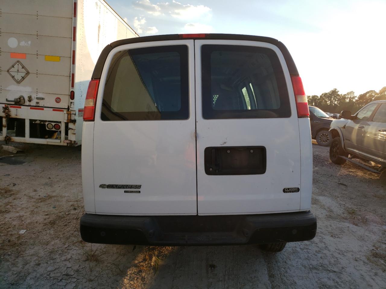 Photo 5 VIN: 1GCWGFCF4F1276368 - CHEVROLET EXPRESS 