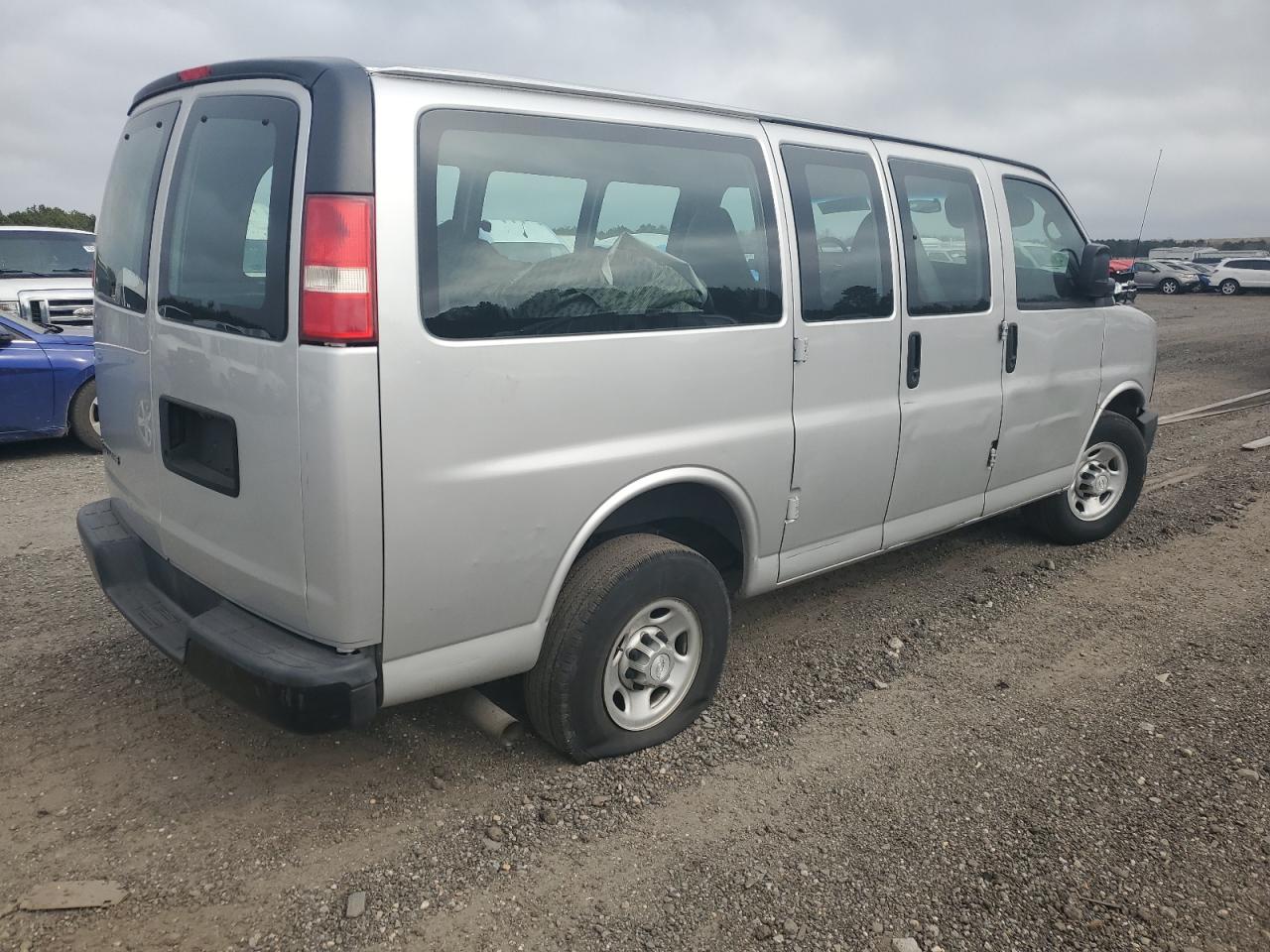 Photo 3 VIN: 1GCWGFCF6F1284018 - CHEVROLET EXPRESS 