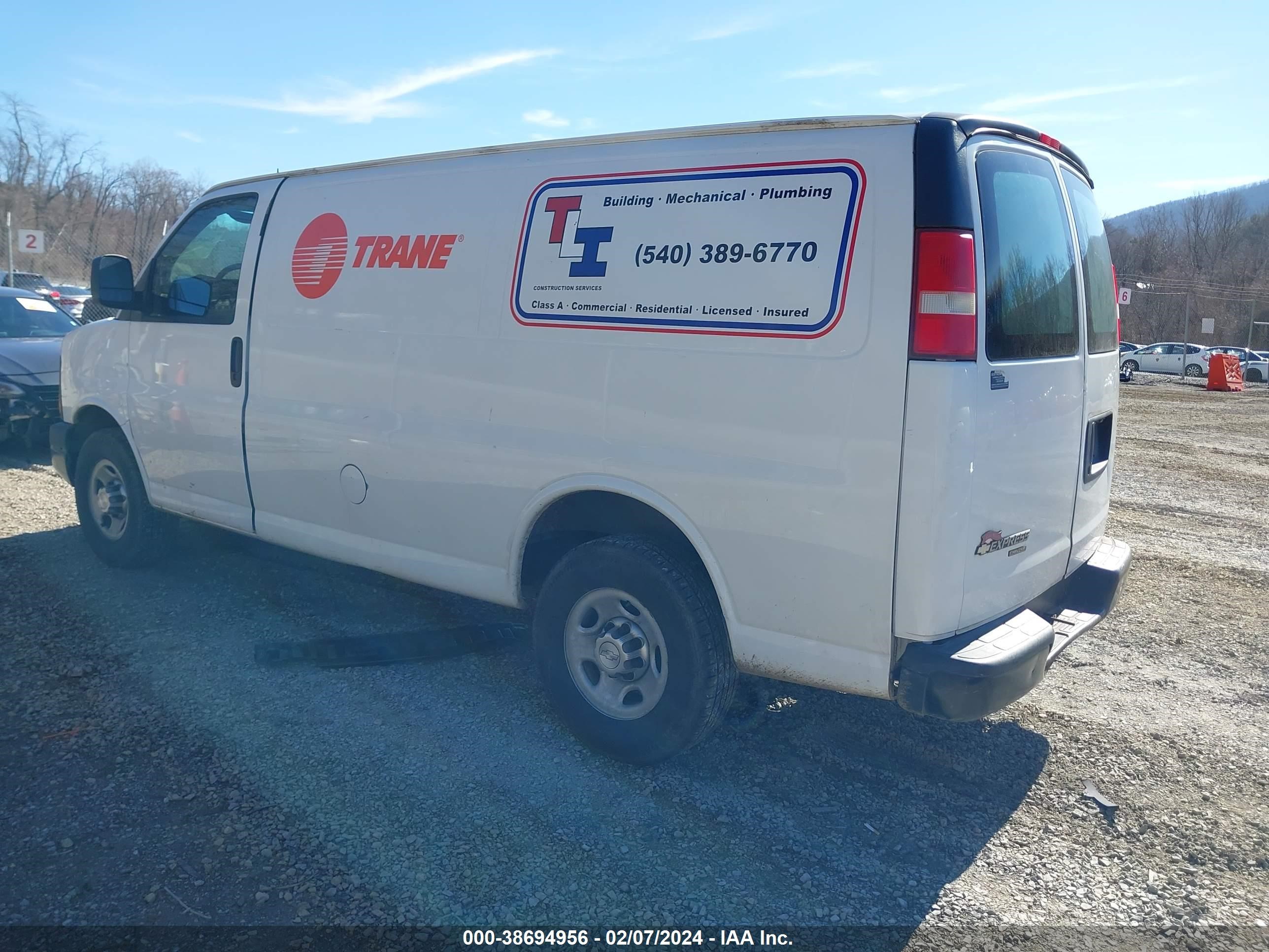 Photo 2 VIN: 1GCWGFFF4F1103137 - CHEVROLET EXPRESS 