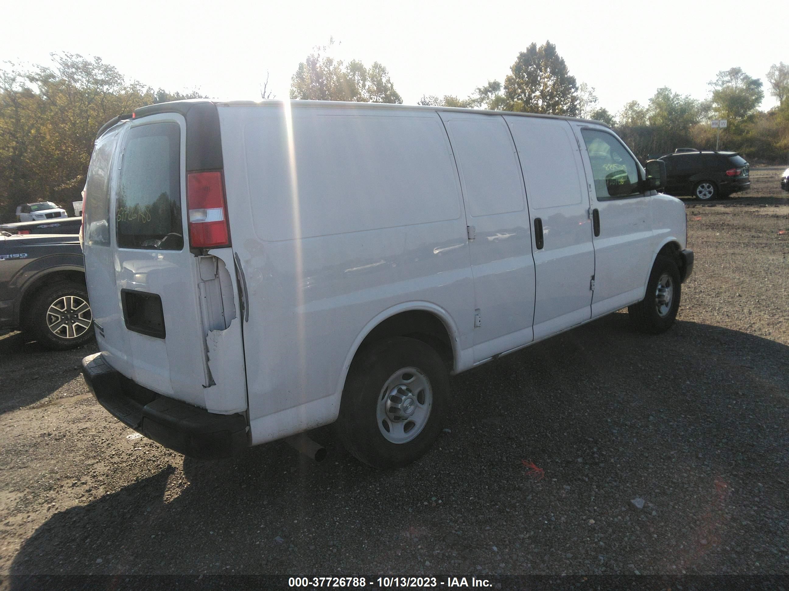 Photo 3 VIN: 1GCWGFFFXF1172284 - CHEVROLET EXPRESS 