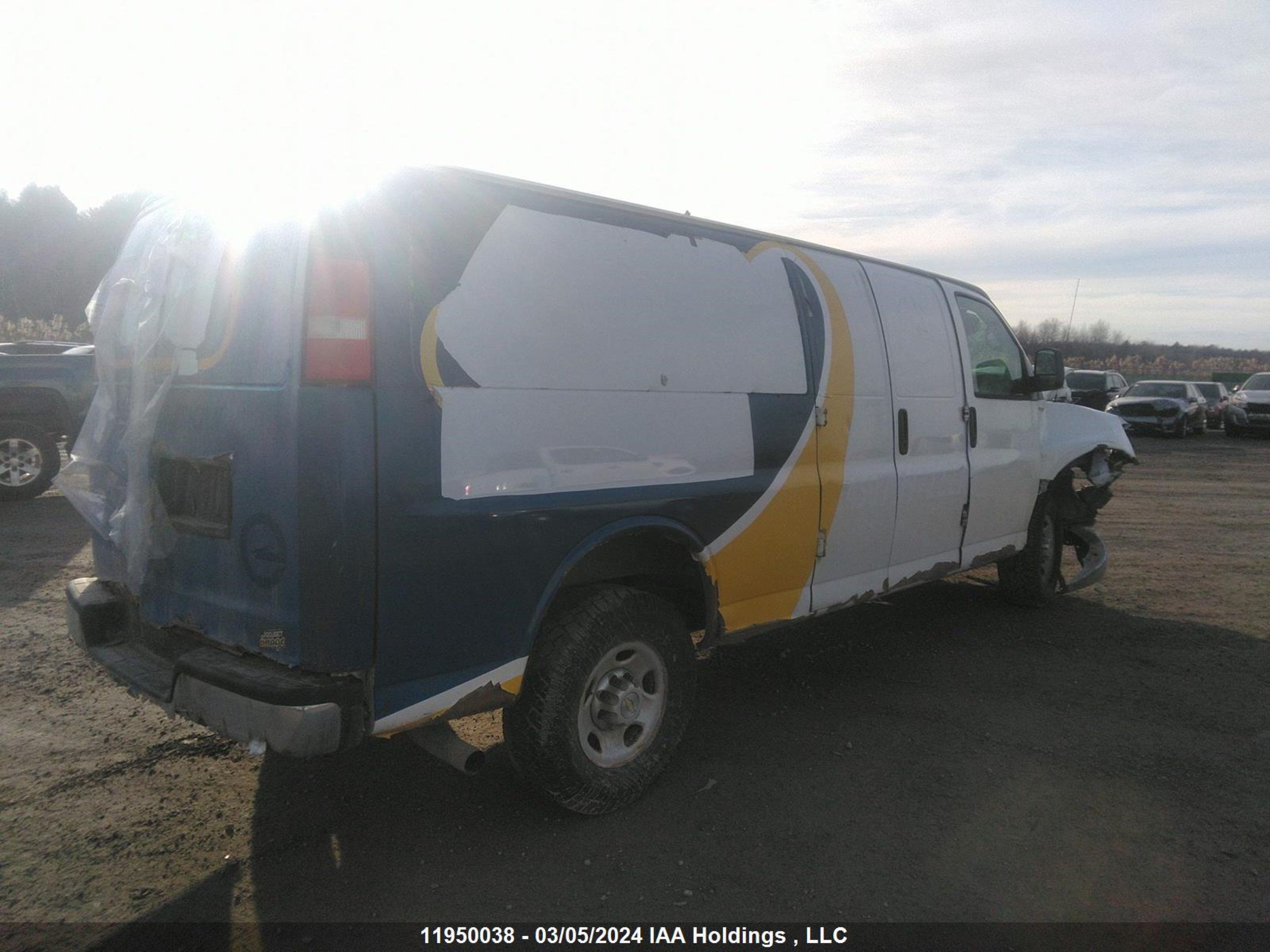 Photo 3 VIN: 1GCWGGBA9B1154126 - CHEVROLET EXPRESS 