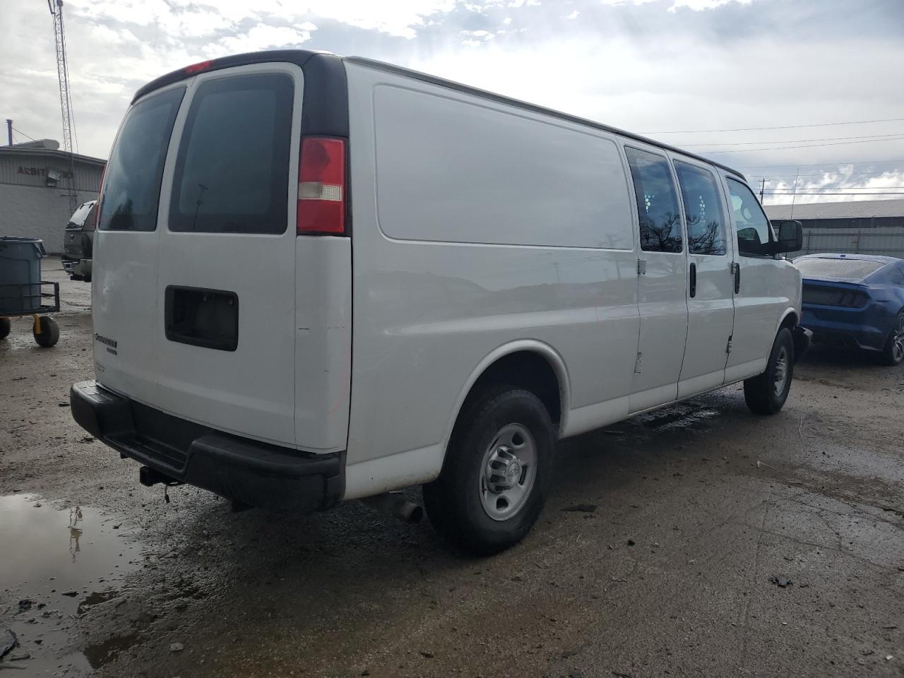 Photo 2 VIN: 1GCWGGCF1F1177660 - CHEVROLET EXPRESS 