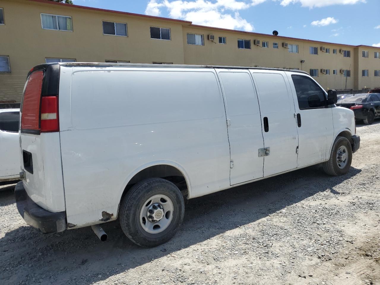 Photo 2 VIN: 1GCWGGFAXB1132775 - CHEVROLET EXPRESS 