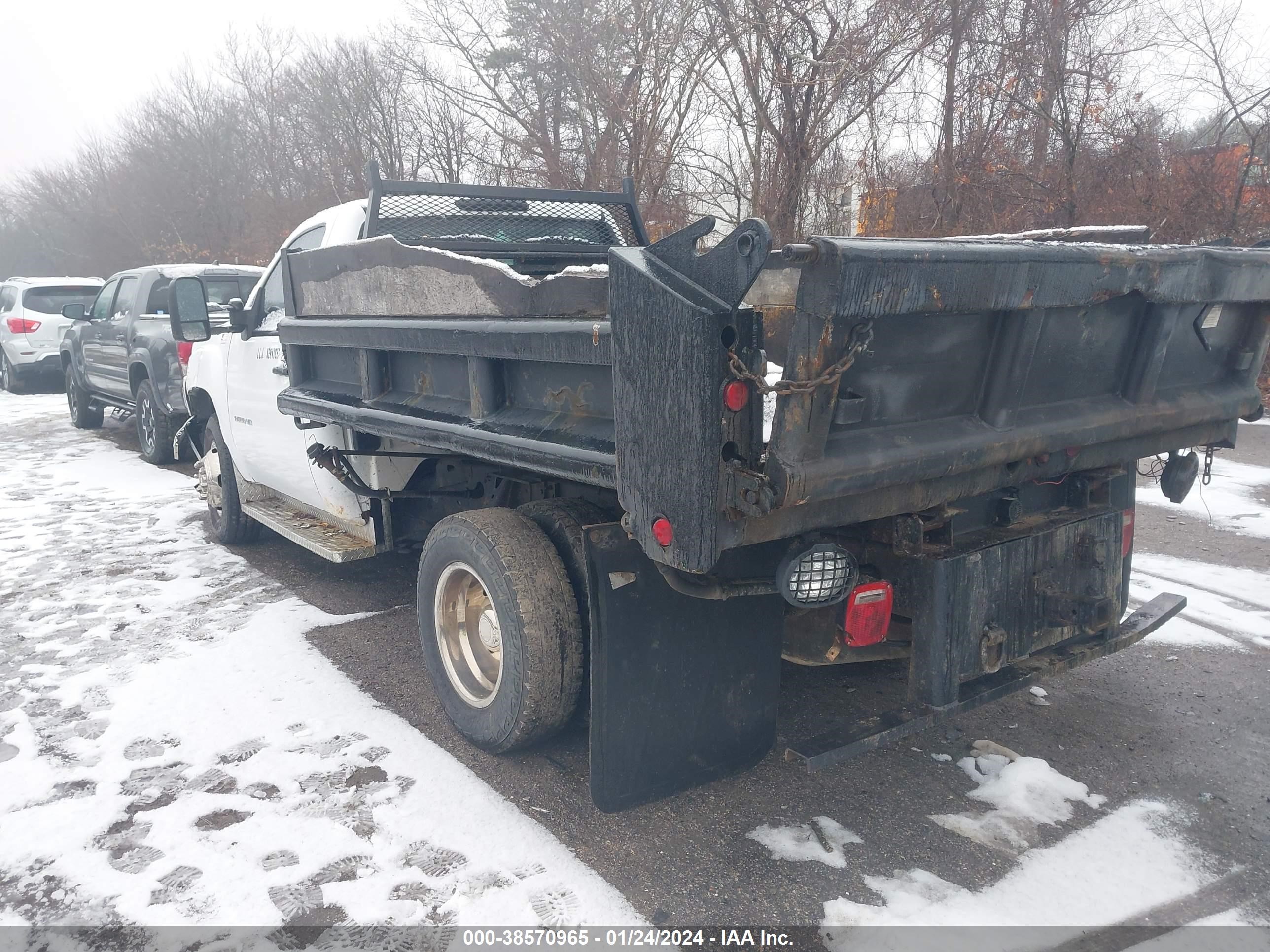 Photo 2 VIN: 1GD322CG7DF113437 - GMC SIERRA 