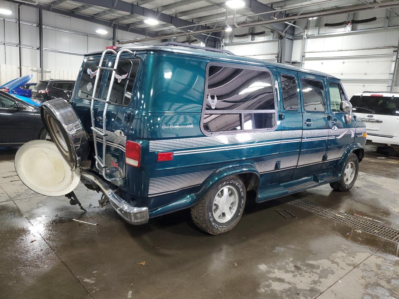 Photo 2 VIN: 1GDEG25K9SF541227 - GMC VANDURA 