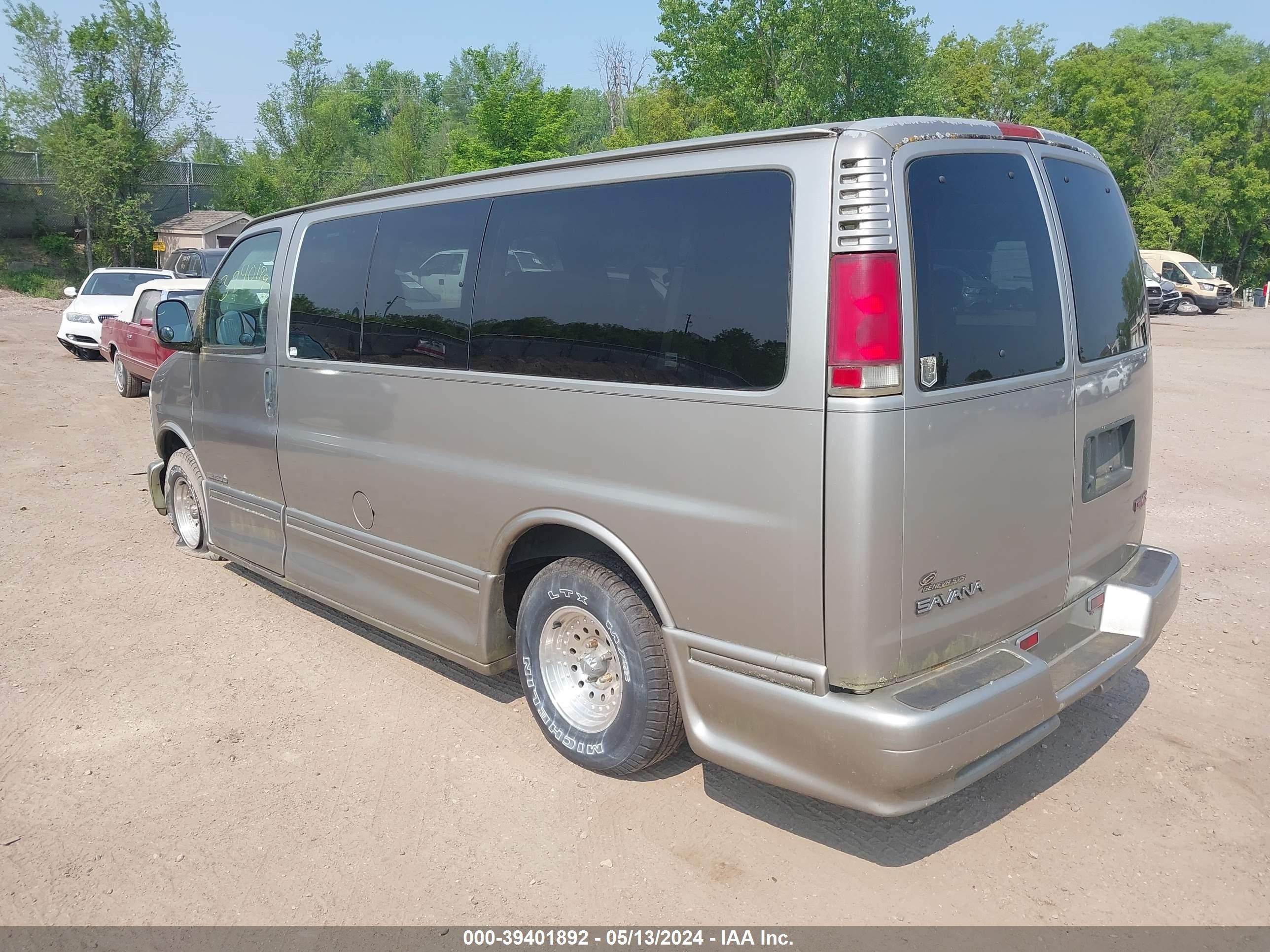 Photo 2 VIN: 1GDFG15R5Y1143675 - GMC SAVANA 