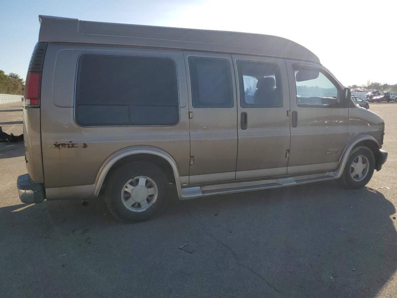 Photo 2 VIN: 1GDFG15R9T1034404 - GMC SAVANA 