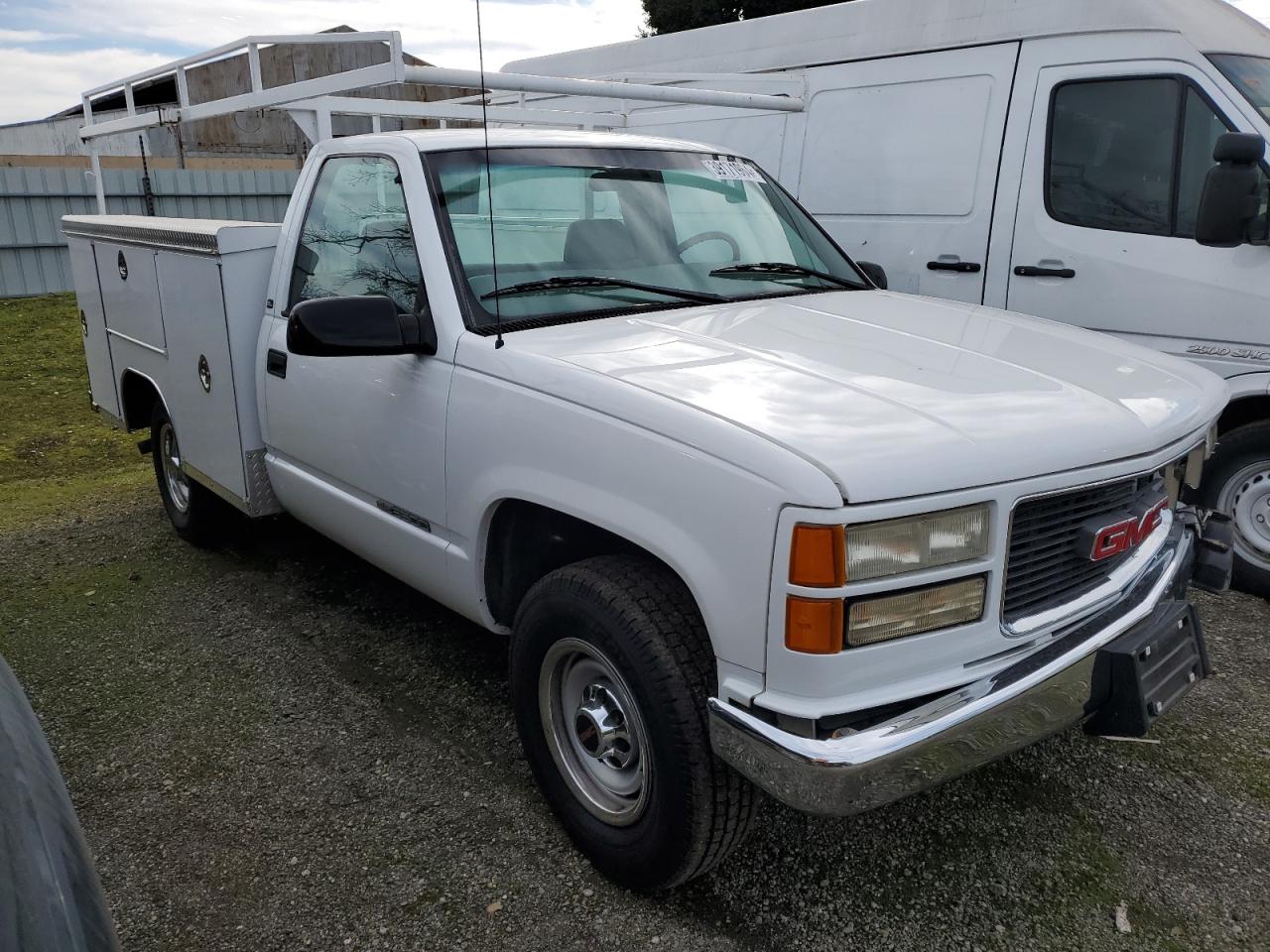 Photo 3 VIN: 1GDGC34R7YF414753 - GMC SIERRA 