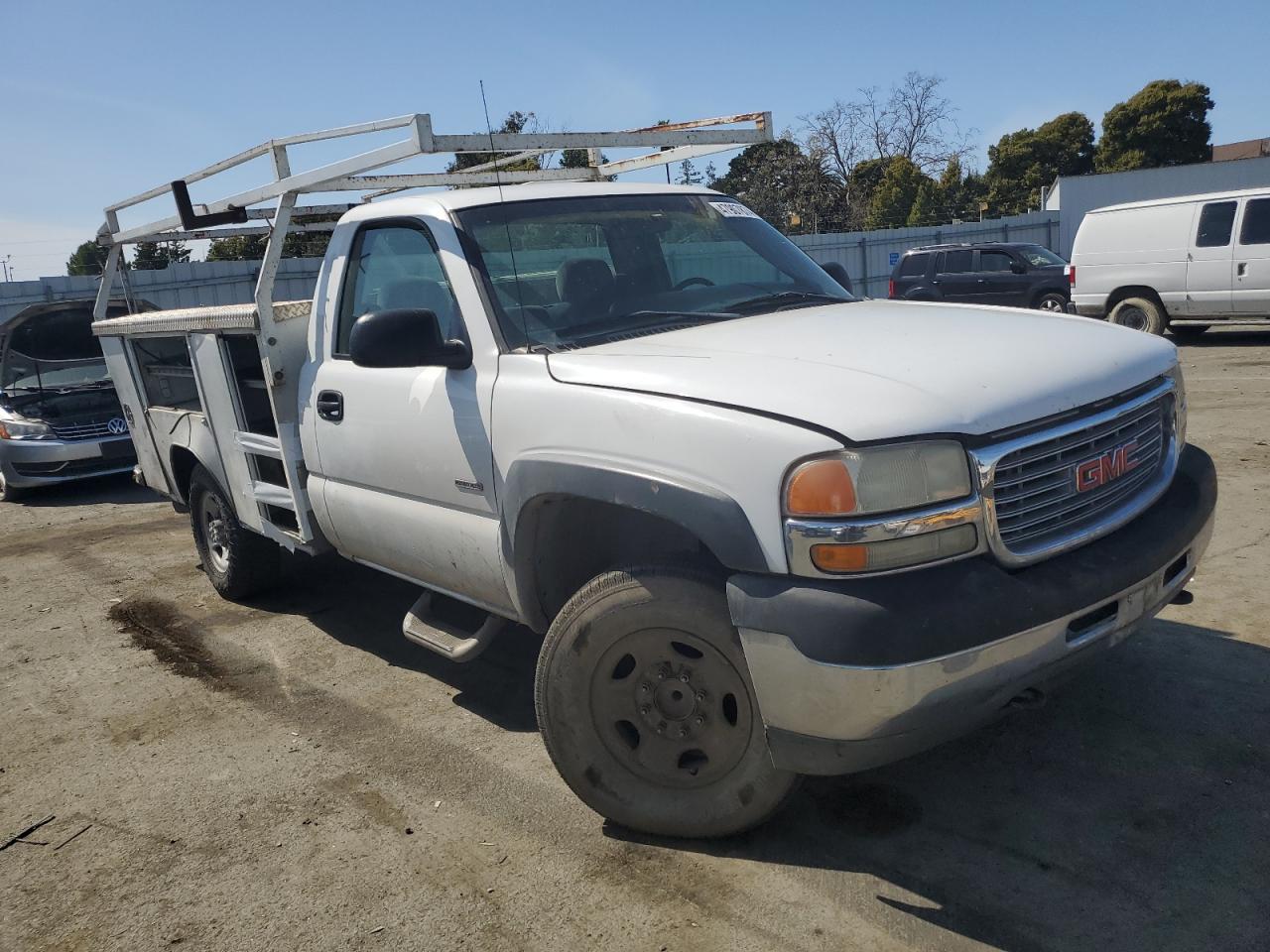 Photo 3 VIN: 1GDHC24142E208117 - GMC SIERRA 