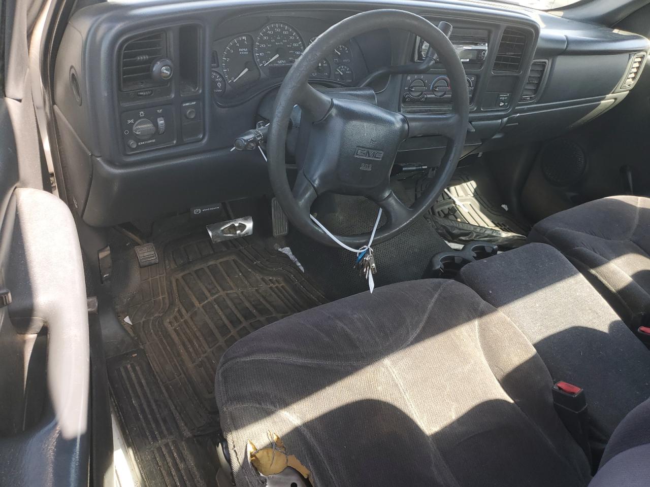 Photo 7 VIN: 1GDHC24142E208117 - GMC SIERRA 