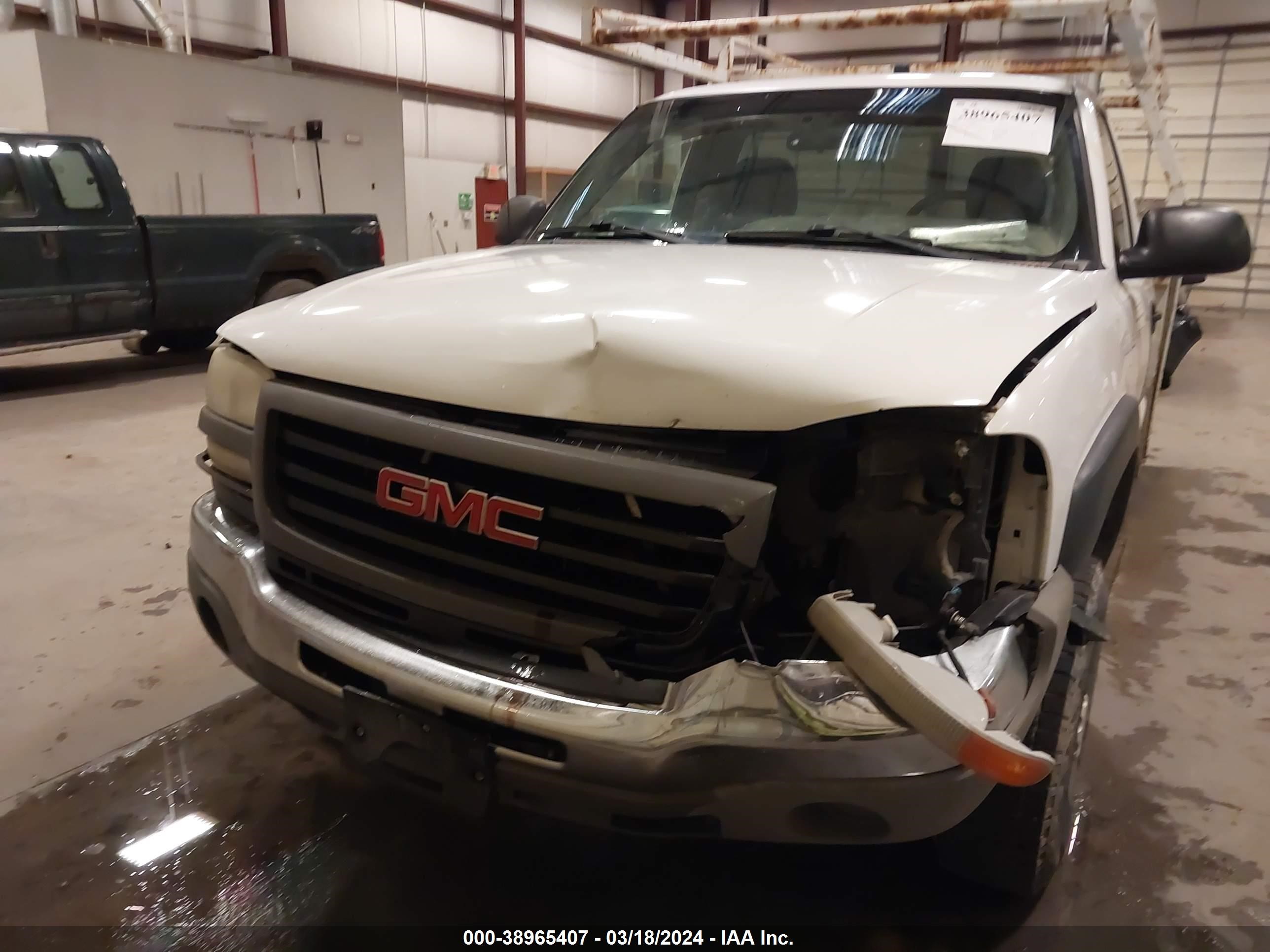 Photo 11 VIN: 1GDHC24U64E215082 - GMC SIERRA 