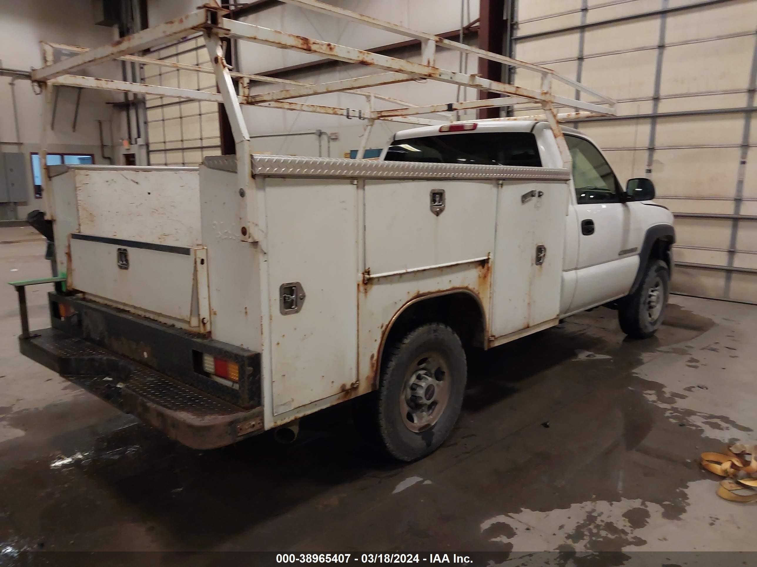 Photo 3 VIN: 1GDHC24U64E215082 - GMC SIERRA 