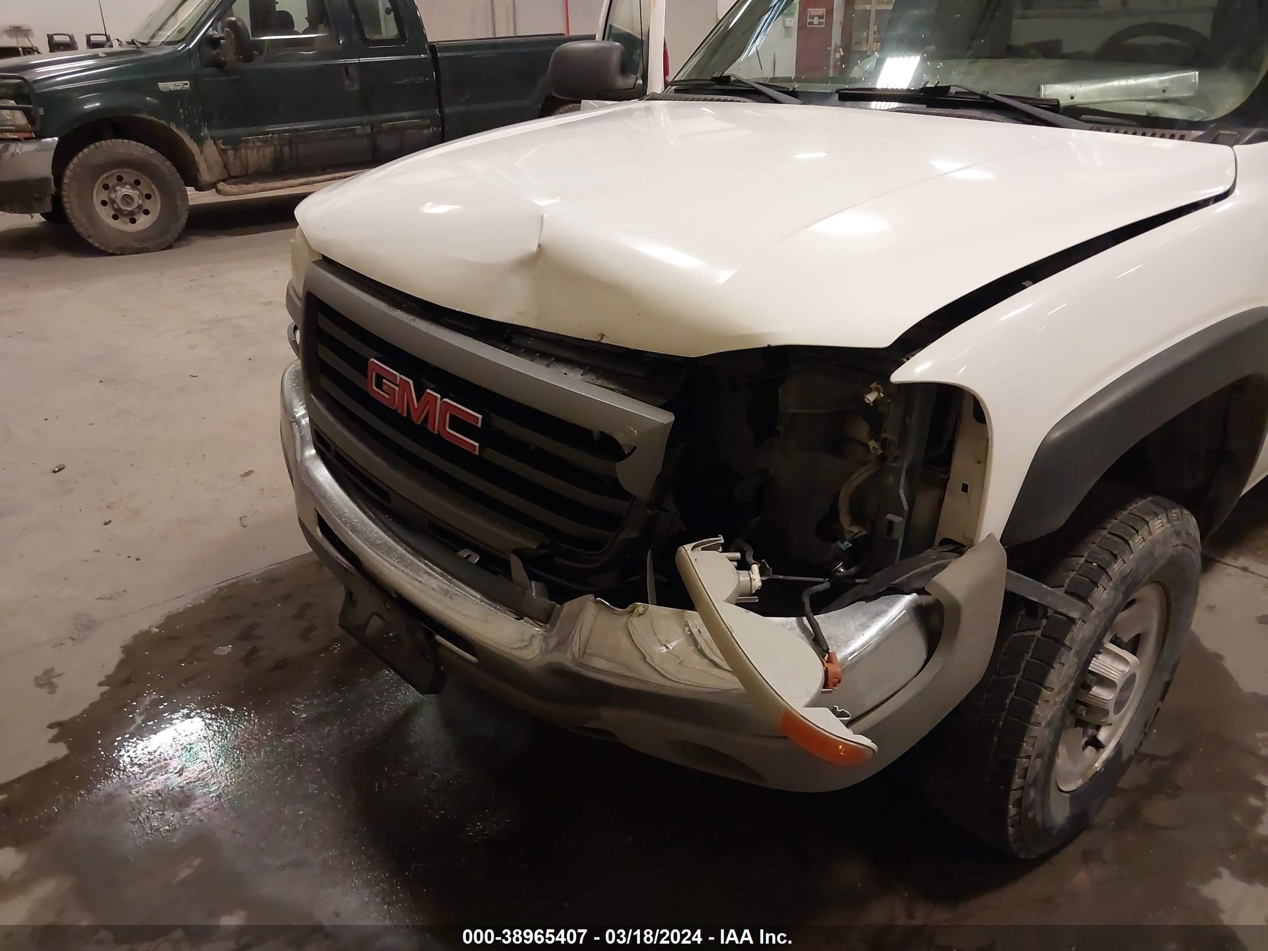 Photo 5 VIN: 1GDHC24U64E215082 - GMC SIERRA 