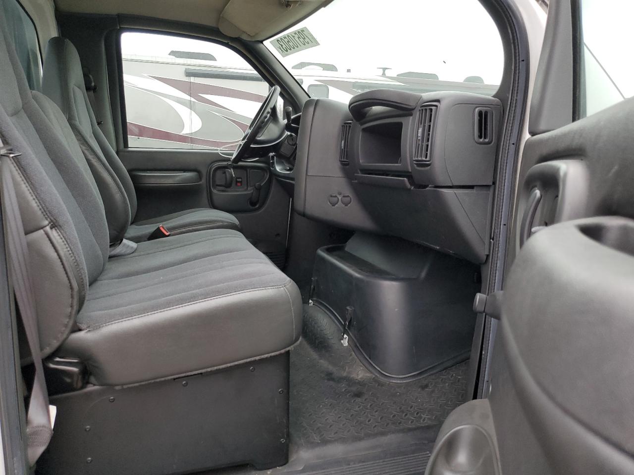 Photo 4 VIN: 1GDJ6C1367F415727 - GMC SAVANA 