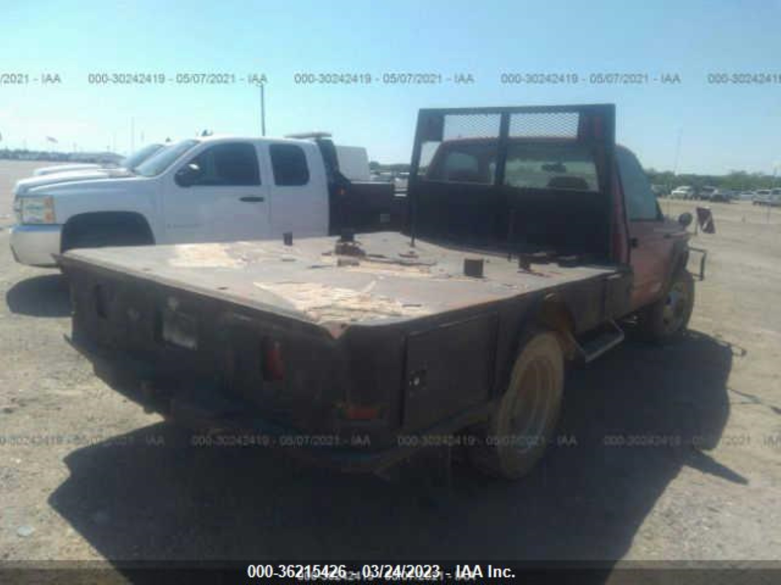 Photo 3 VIN: 1GDKC34J1WJ500252 - GMC SIERRA 