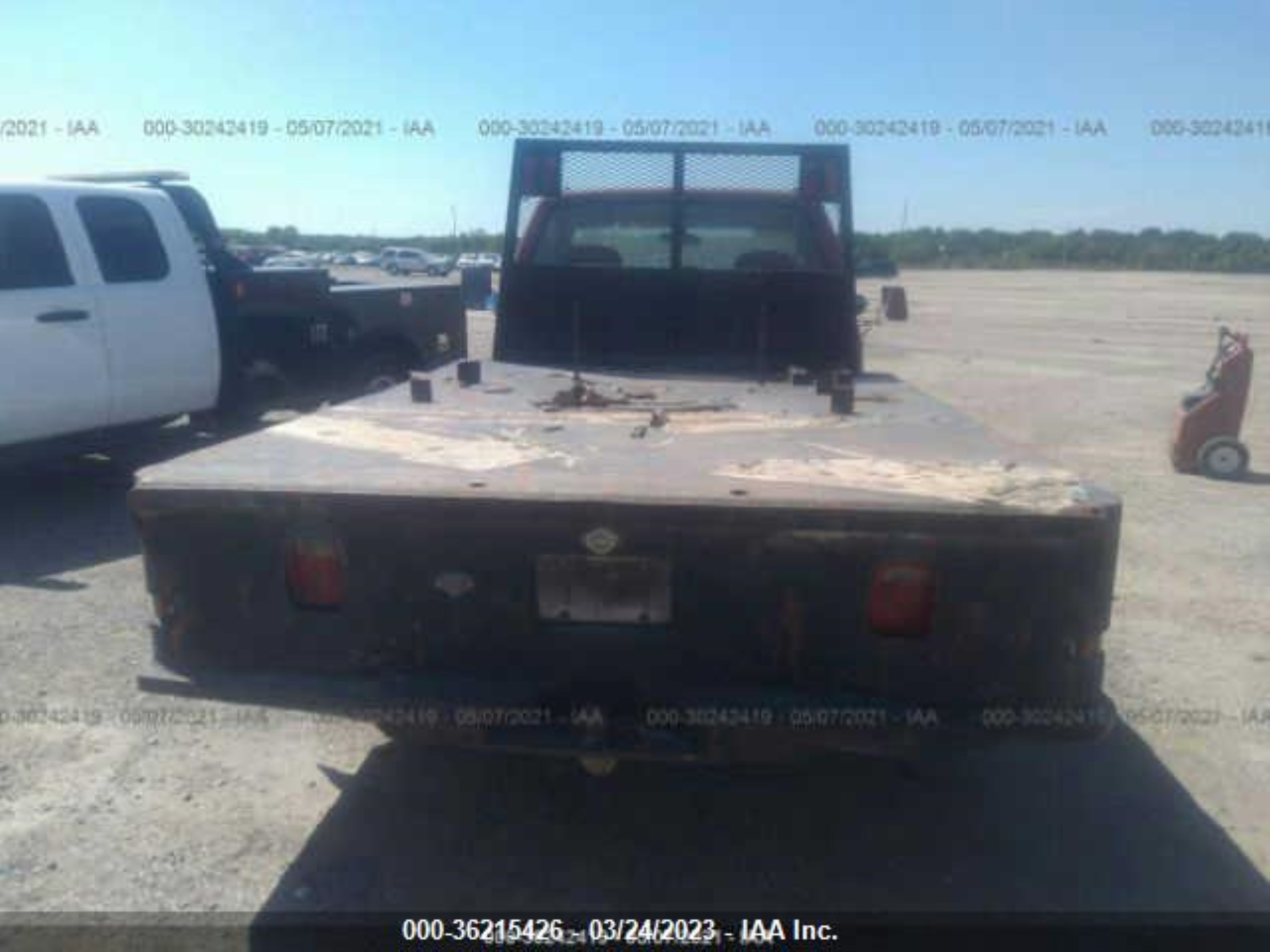 Photo 7 VIN: 1GDKC34J1WJ500252 - GMC SIERRA 