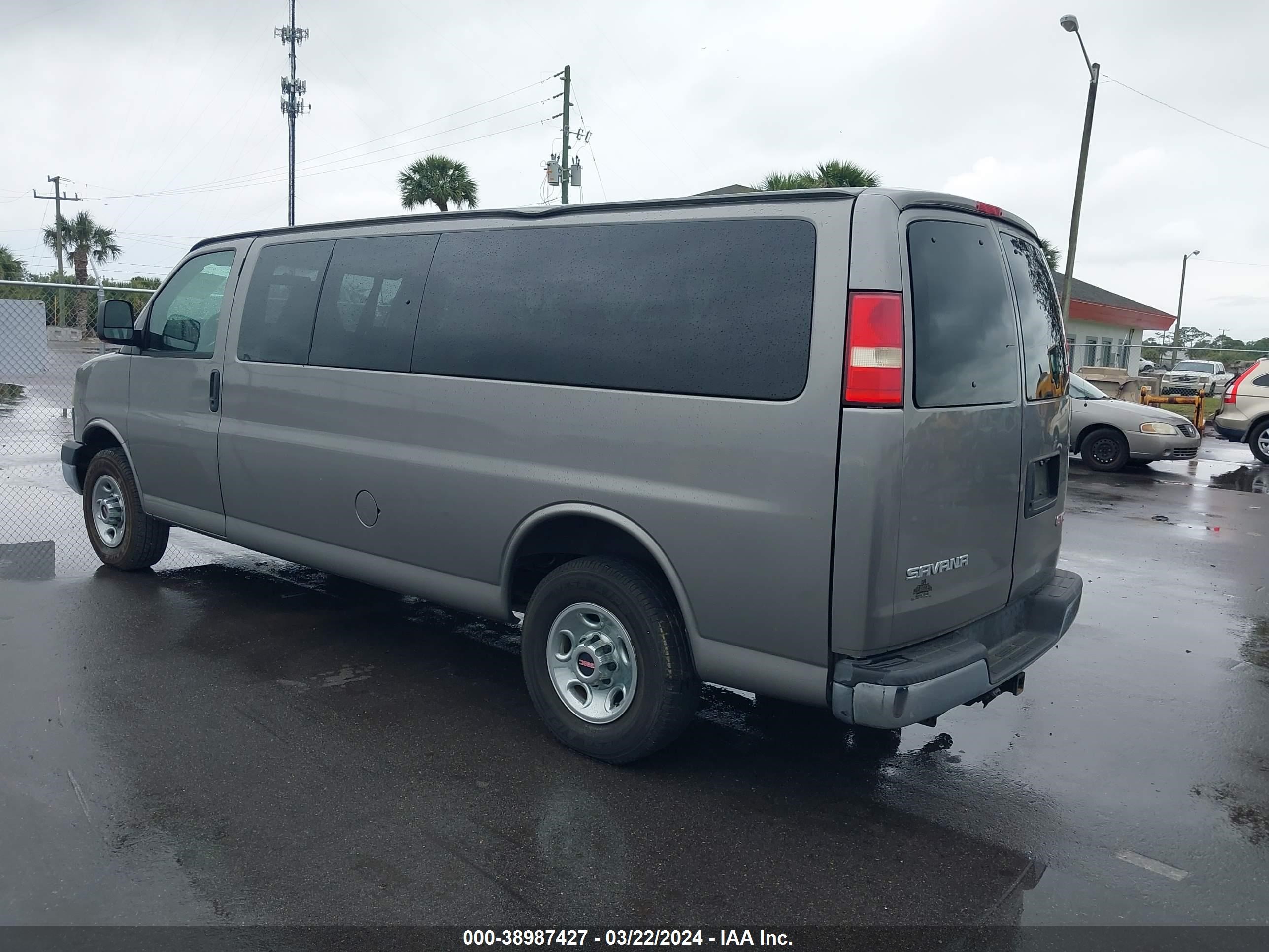 Photo 2 VIN: 1GJHG39K381214340 - GMC SAVANA 