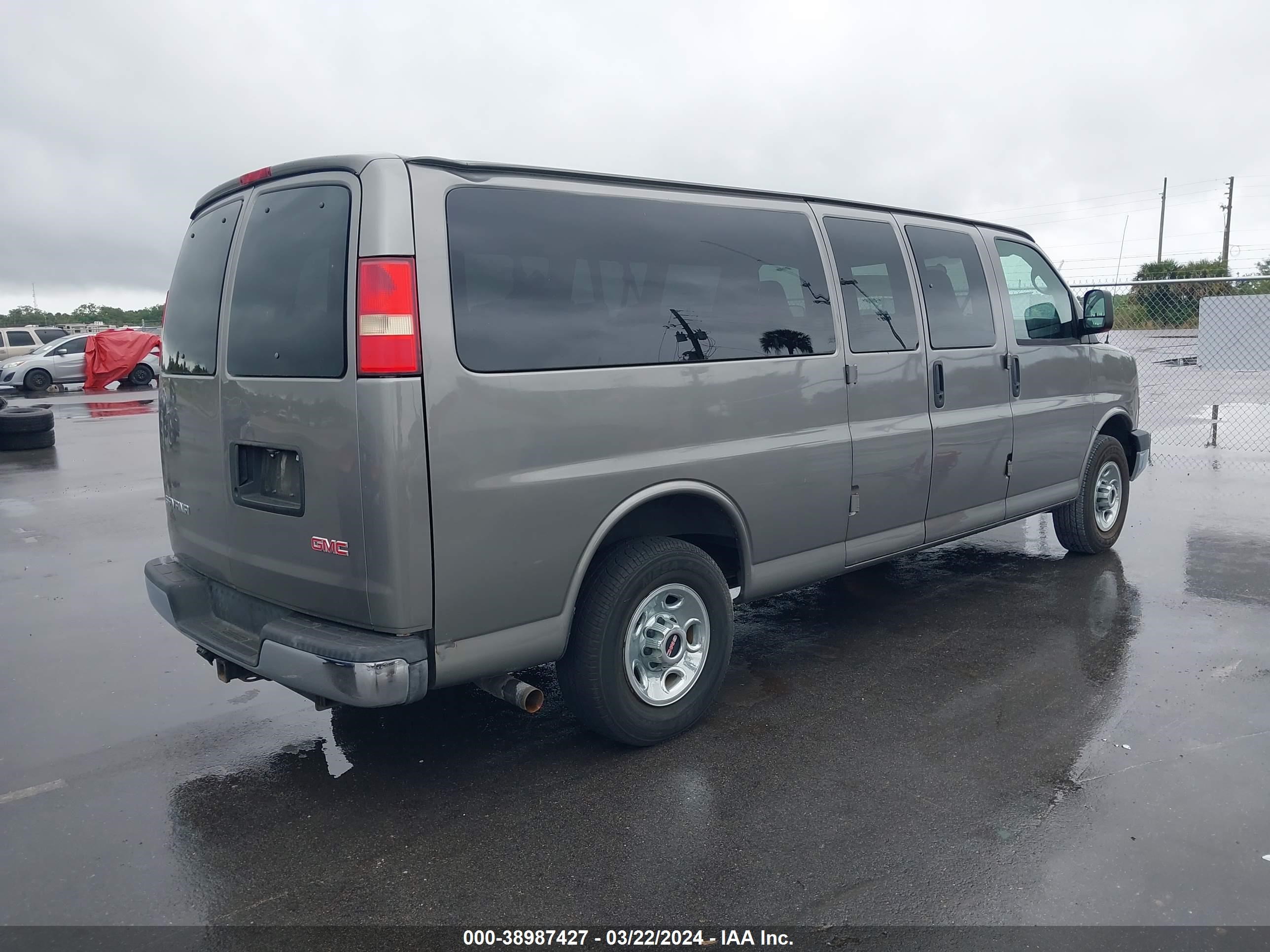 Photo 3 VIN: 1GJHG39K381214340 - GMC SAVANA 