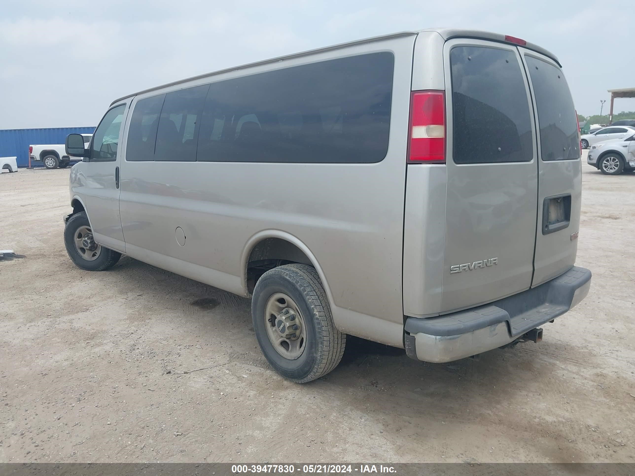 Photo 2 VIN: 1GJHG39K681211822 - GMC SAVANA 