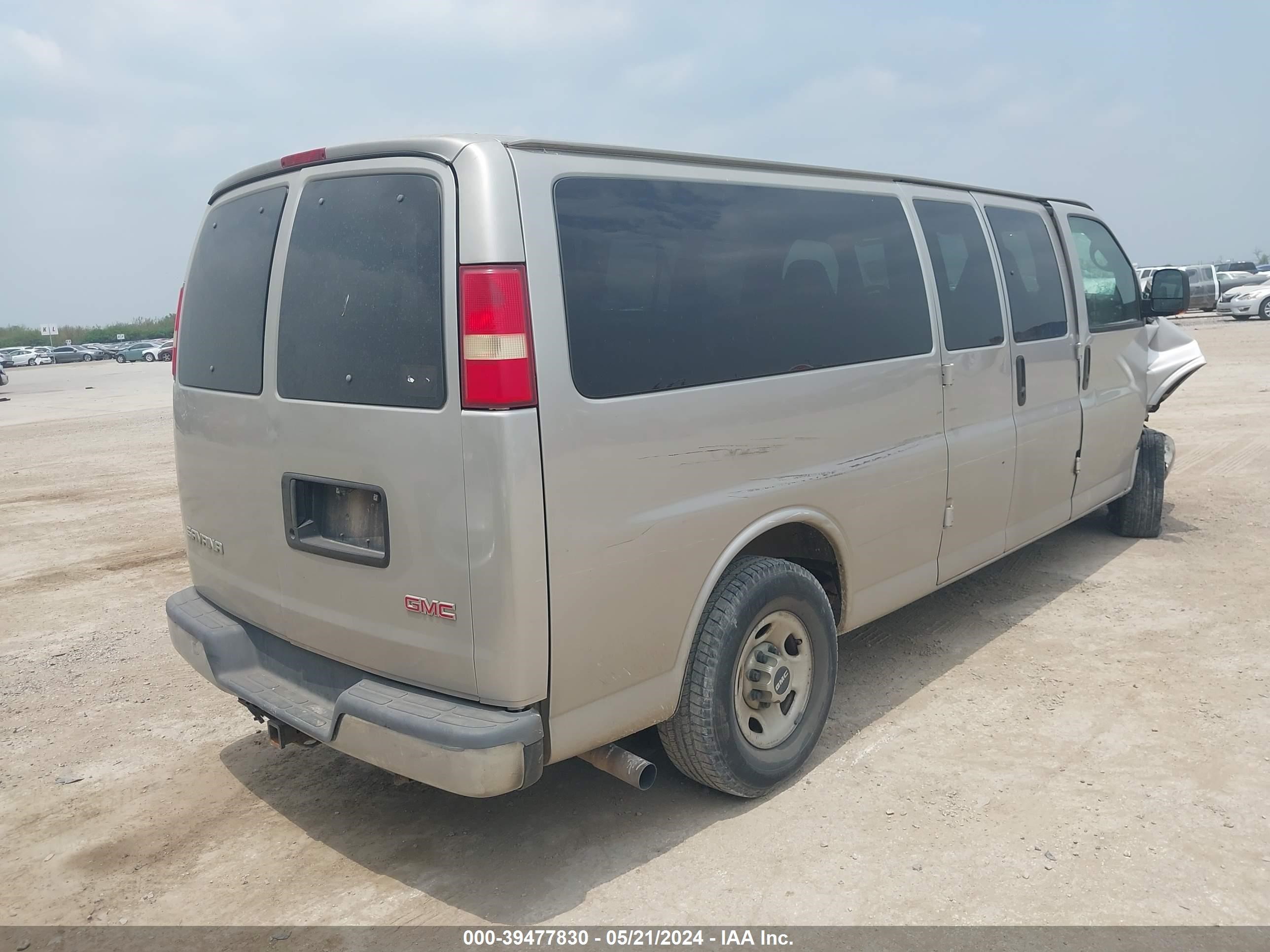 Photo 3 VIN: 1GJHG39K681211822 - GMC SAVANA 