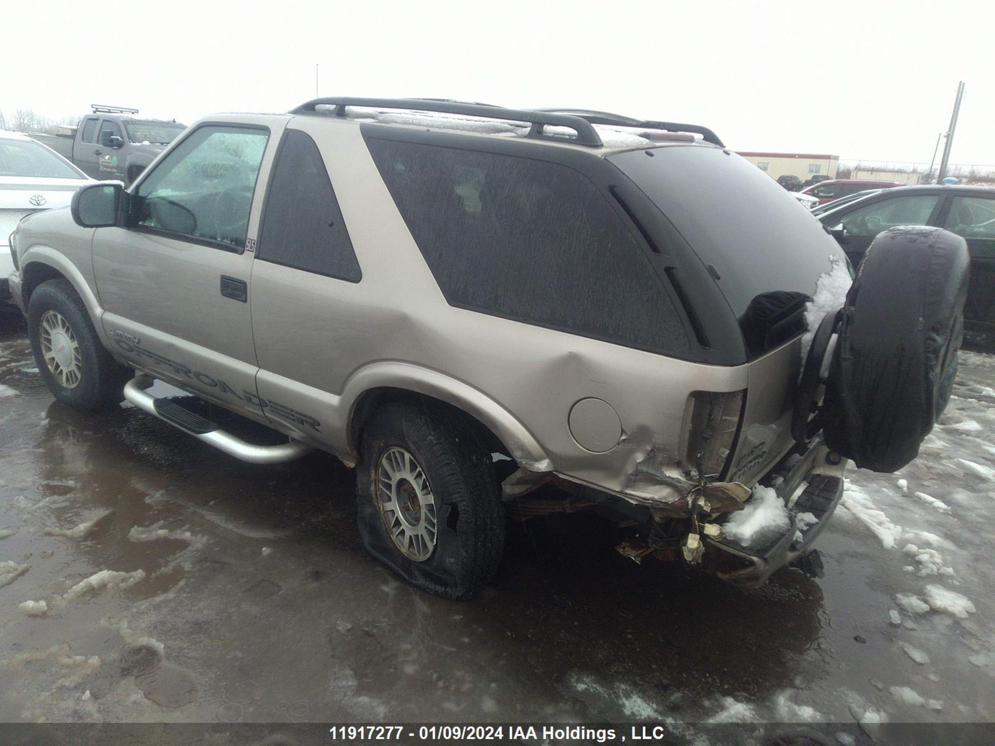 Photo 2 VIN: 1GKCT18W6YK266047 - GMC JIMMY 