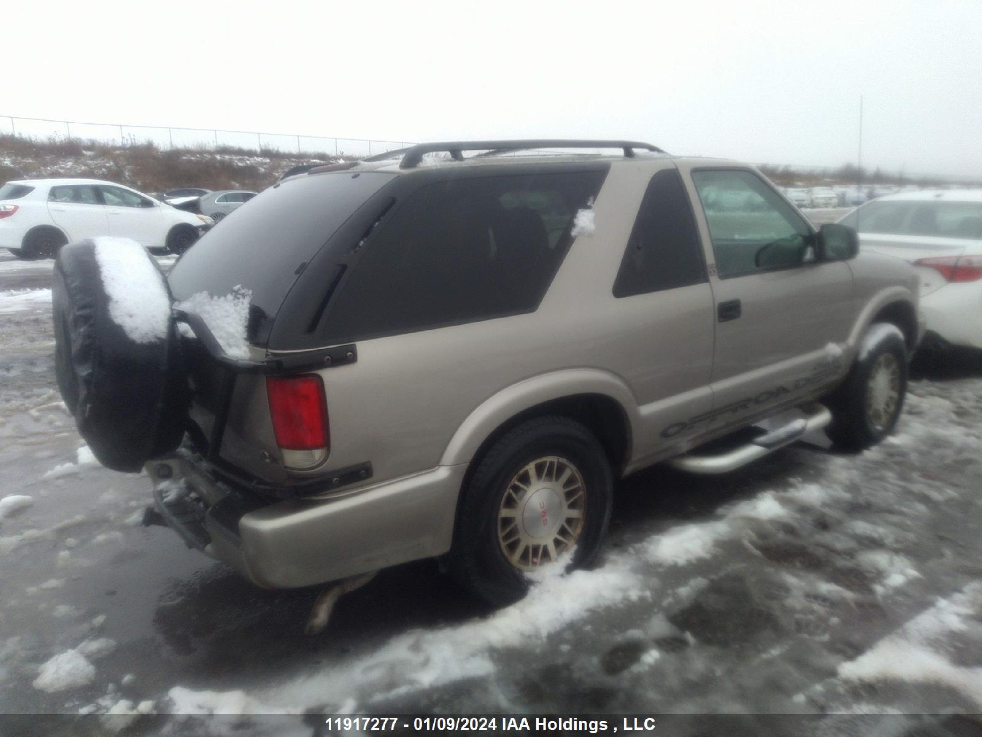 Photo 3 VIN: 1GKCT18W6YK266047 - GMC JIMMY 